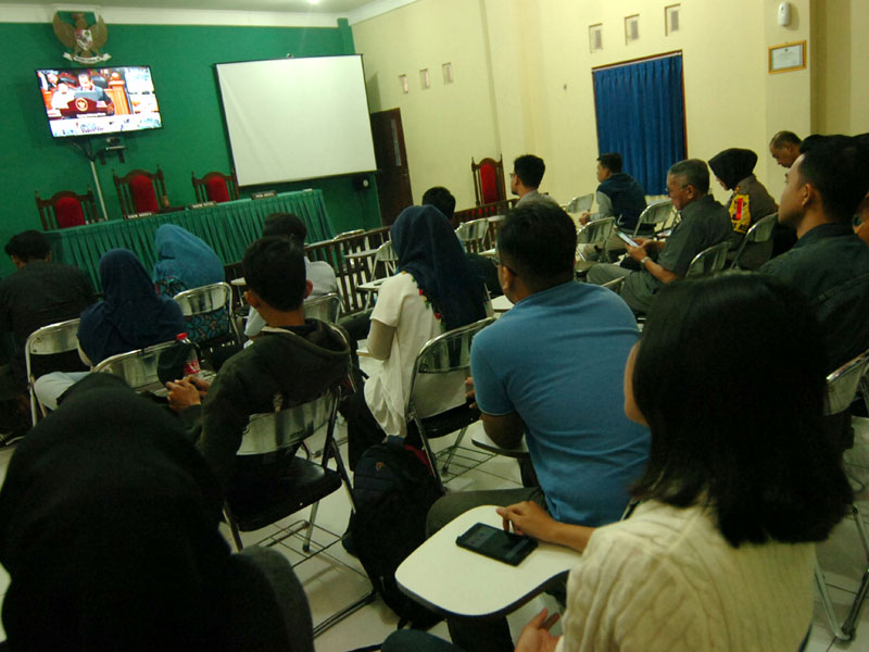 Sejumlah mahasiswa menyaksikan tayangan langsung sidang perdana Perselisihan Hasil Pemilihan Umum (PHPU) sengketa Pilpres 2019.
