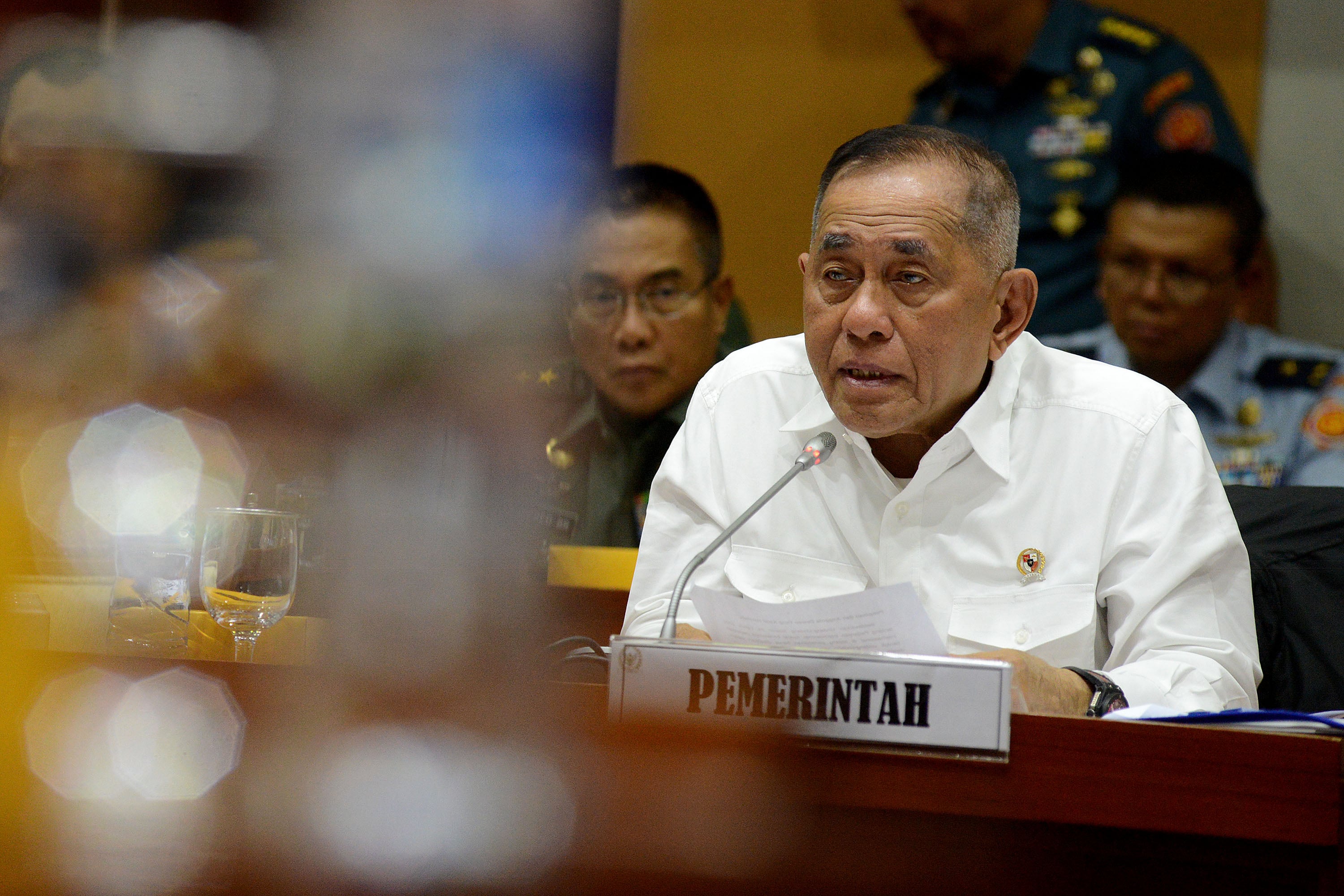 Menteri Pertahanan Ryamizard Ryacudu hadir dalam rapat kerja di ruang rapat gedung Nusantara II DPR, Kompleks Parlemen Senayan, Jakarta.