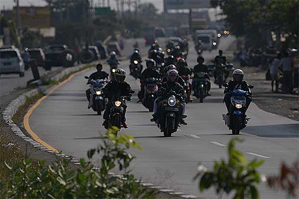 Pemudik sepeda motor melintas di Jalan Raya Pantura, Brebes, Jawa Tengah, Minggu (2/6/2019). 