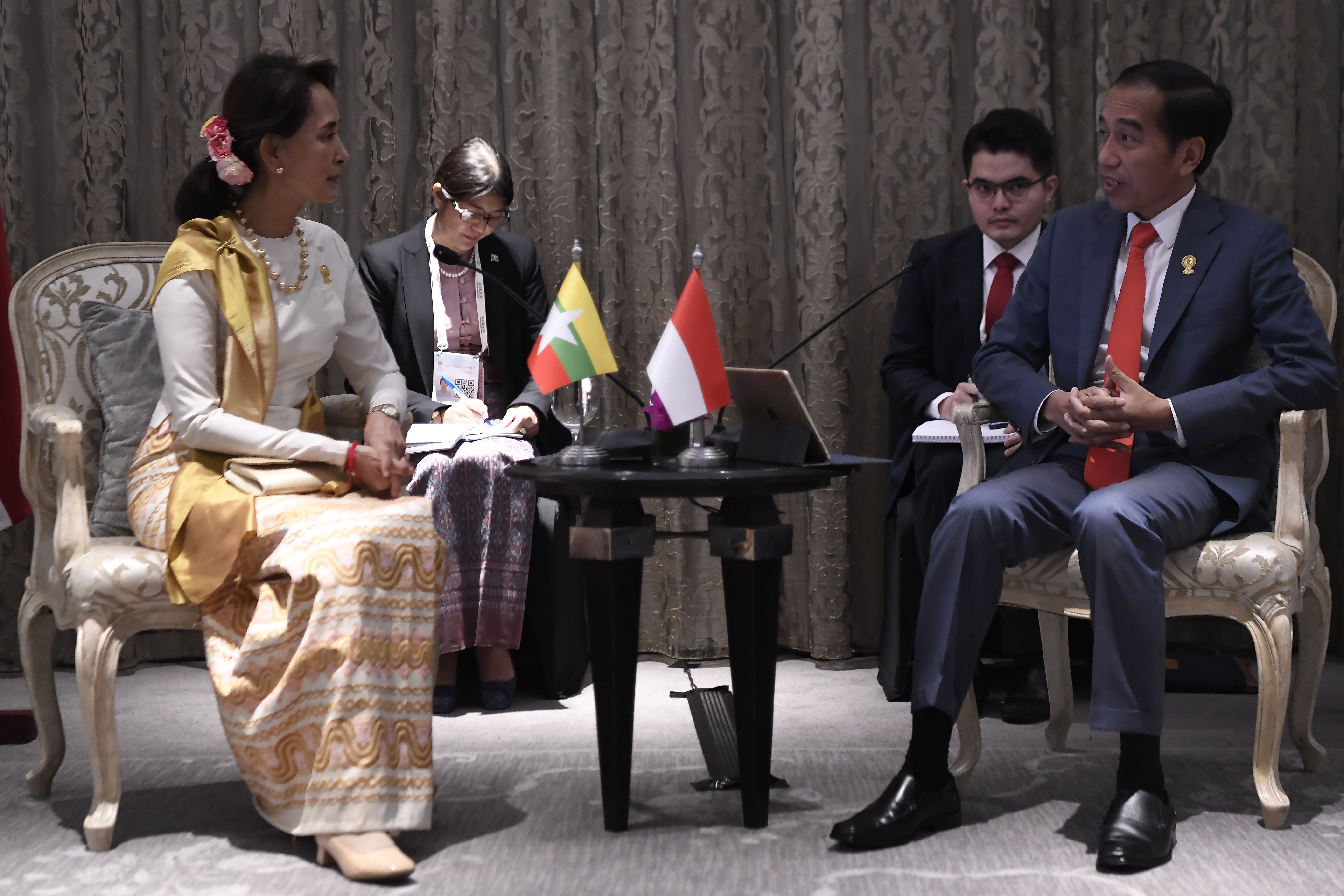 Presiden Joko Widodo (kanan) berbincang dengan Pemimpin Myanmar Aung San Suu Kyi (kiri) saat pertemuan bilateral Indonesia-Myanmar 
