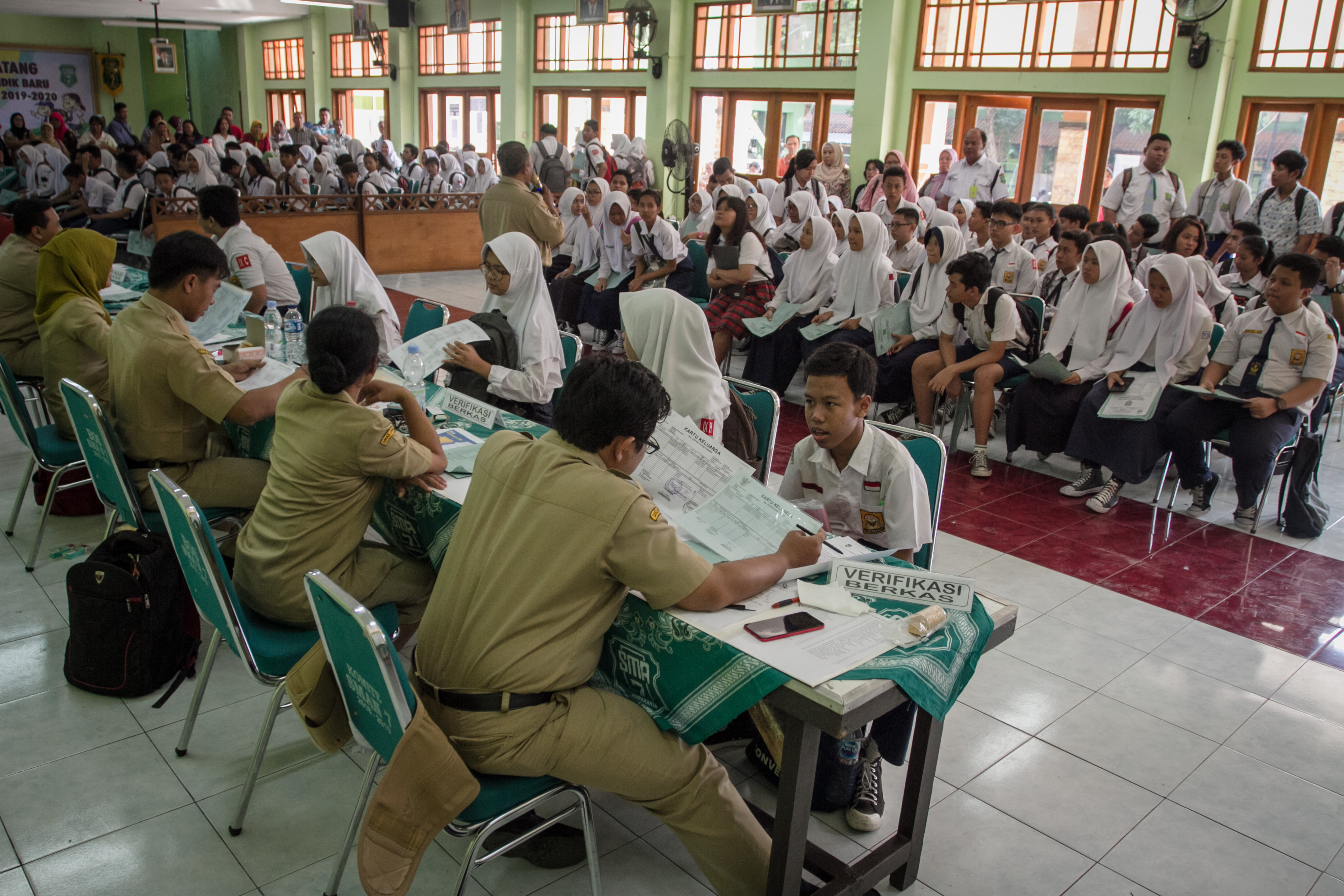 Siswa melakukan verifikasi berkas pendaftaran seleksi Penerimaan Peserta Didik Baru (PPDB)