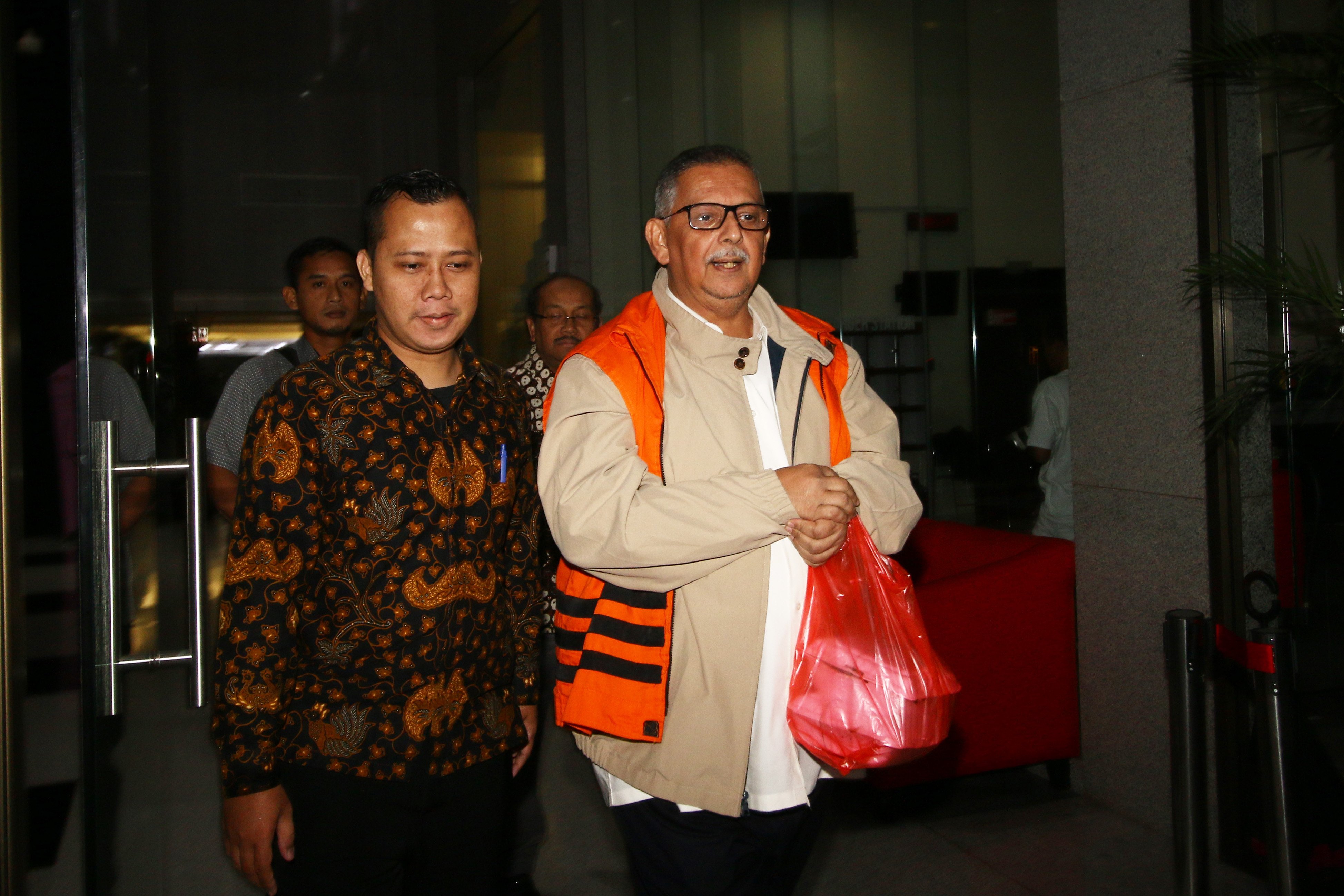 Sofyan Basir menggunakan rompi oranye seusai diperiksa KPK