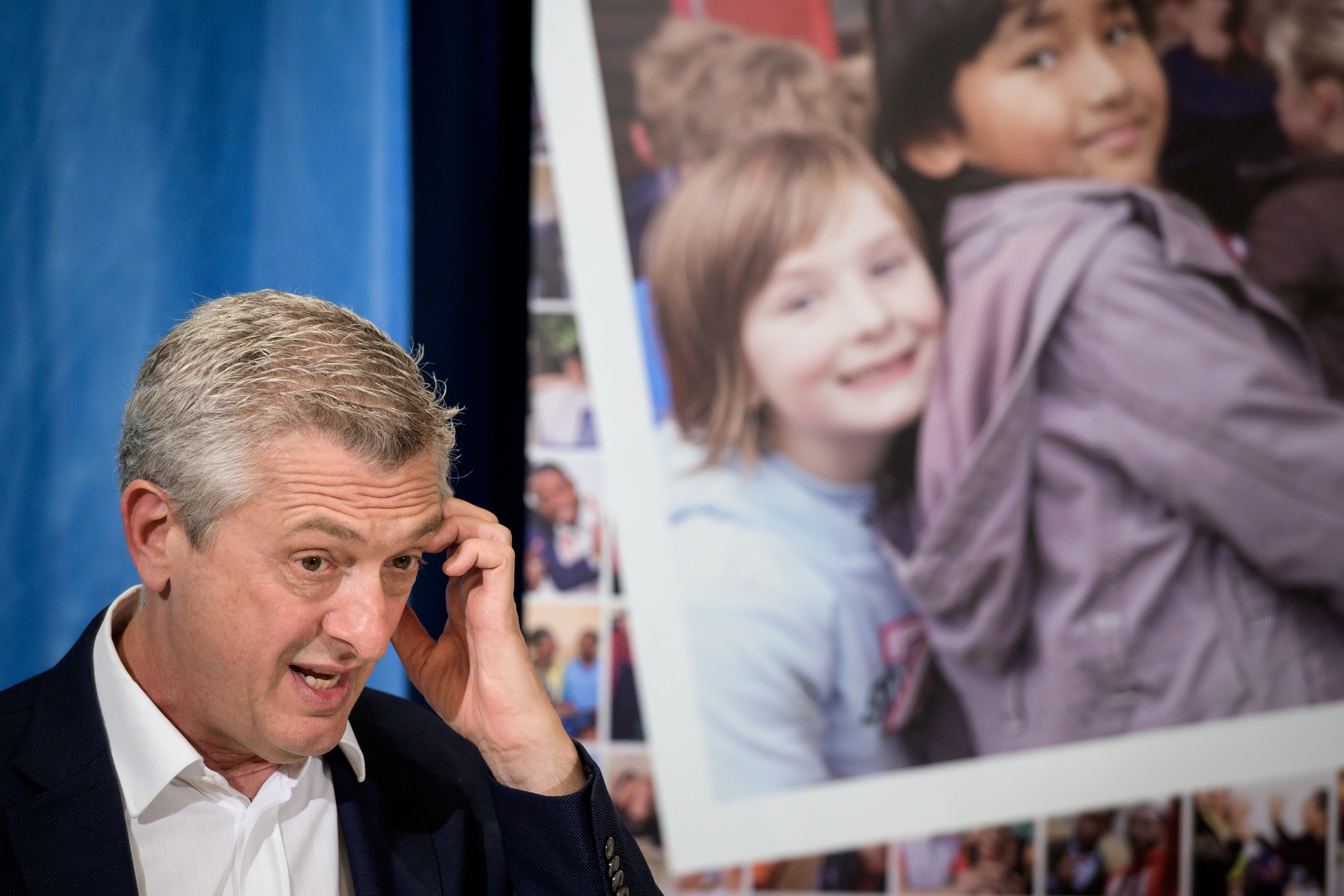 Filippo Grandi memberi isyarat saat dia memberikan konferensi pers tentang laporan tahunan UNHCR tentang pengungsi pada 17 Juni 2019  