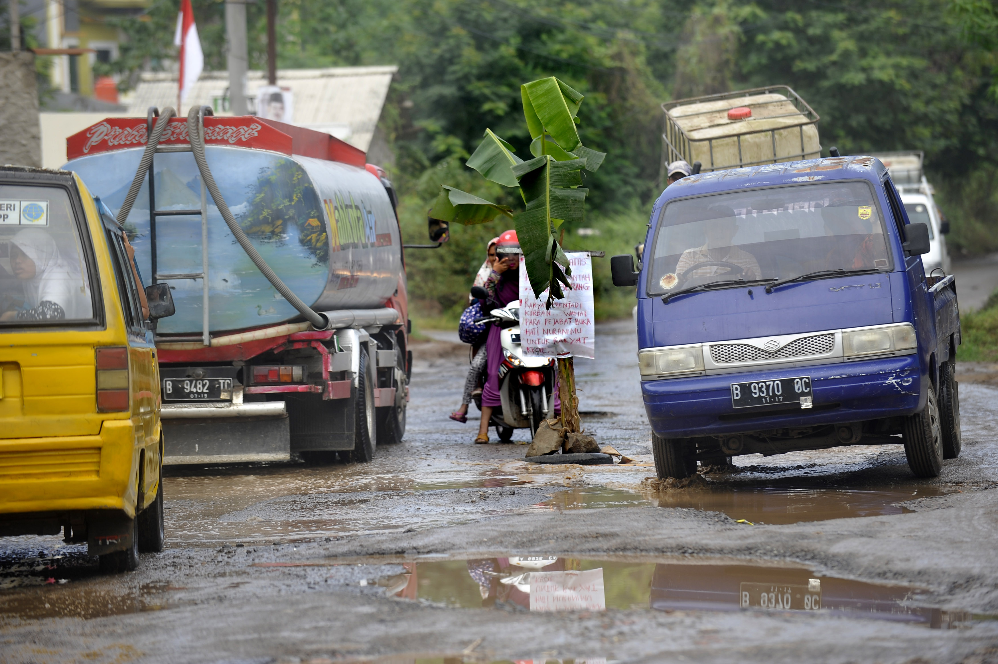 ilustrasi jalan rusak di serang