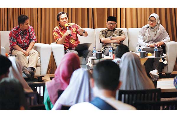 Para pembicara (dari kiri) Peneliti Senior Maarif Institute David Krisna Alka, Kornas Jaringan Intelektual Berkemajuan Abdullah Sumrahadi, K