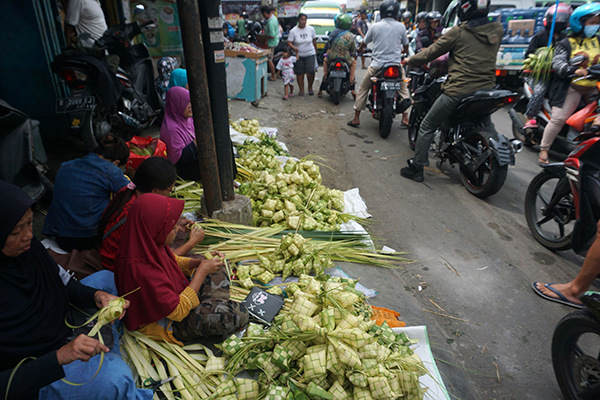 Perajin Selongsong Ketupat Lebaran di Pasar Wage Purwokerto