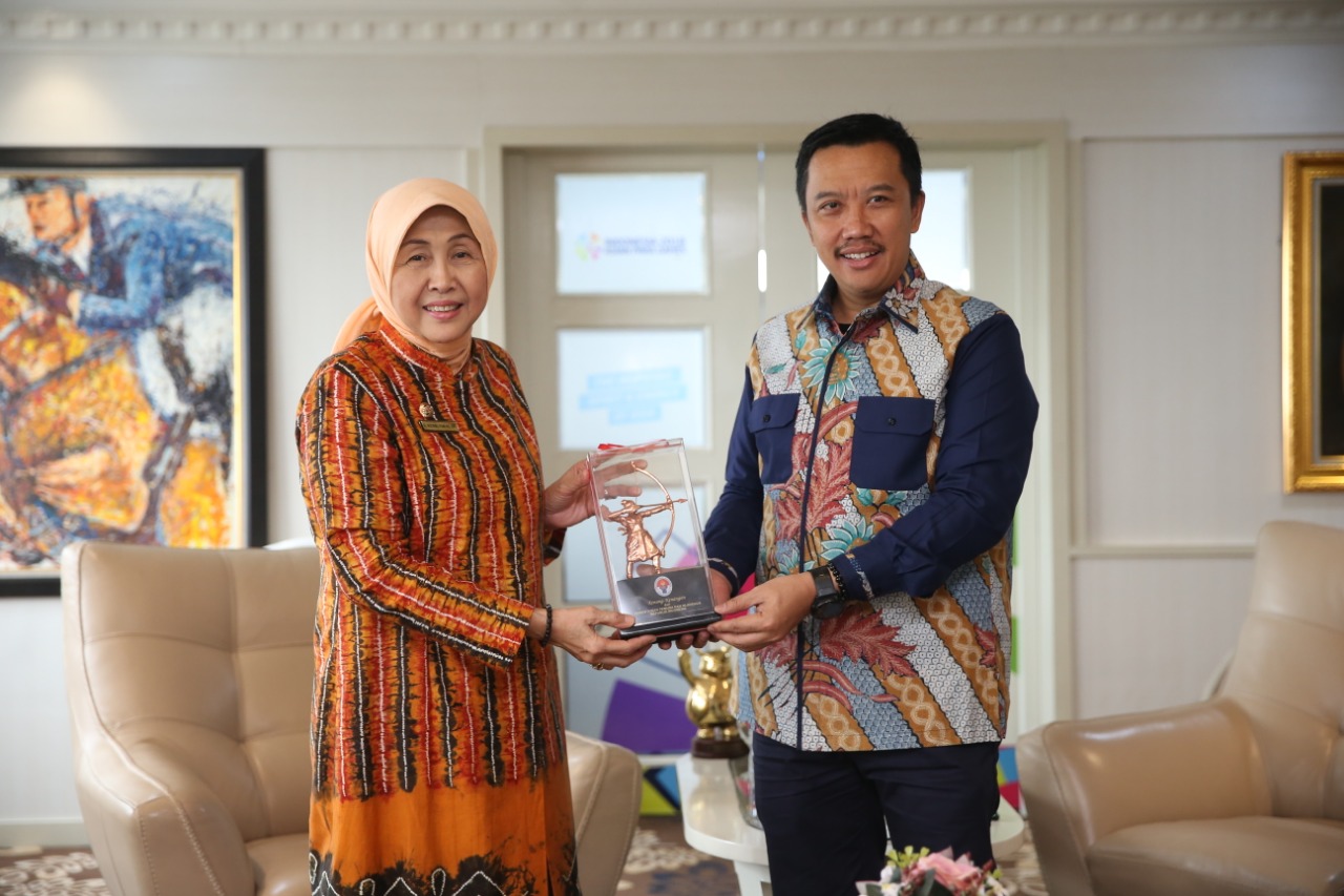 Menpora Imam Nahrawi saat menerima kunjungan Bupati Barito Kuala Normaliyani