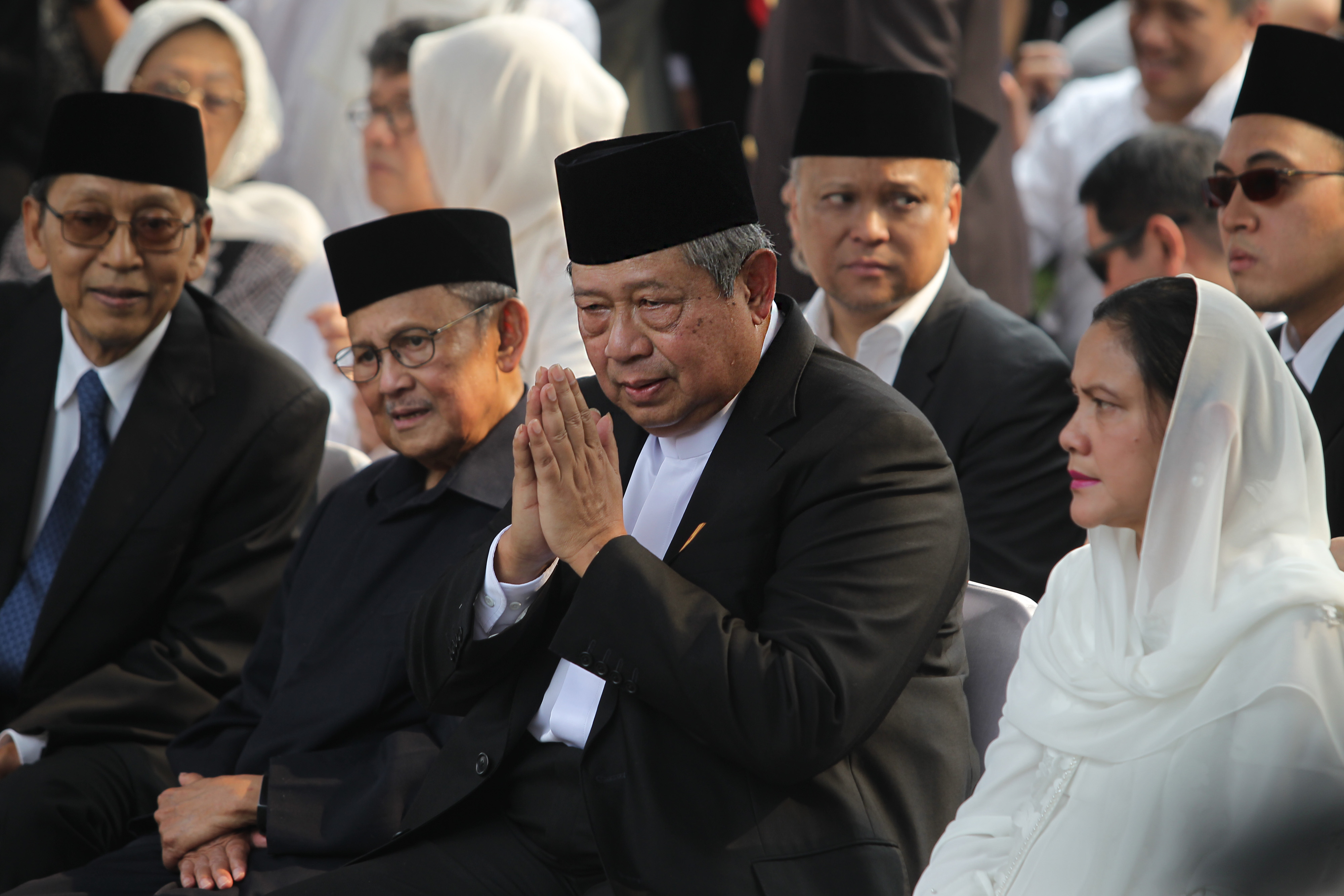Susilo Bambang Yudhoyono (tengah) saat pemakaman istrinya, Ani Yudhoyono
