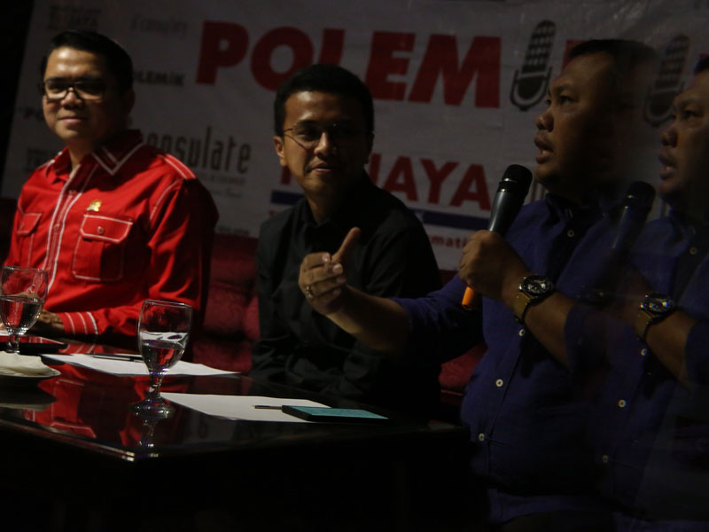 Analis Komunikasi Politik Hendri Satrio, Politisi PAN Faldo Maldini dan Politisi PDI-P Arteria Dahlan, saat diskusi polemik di Jakarta.