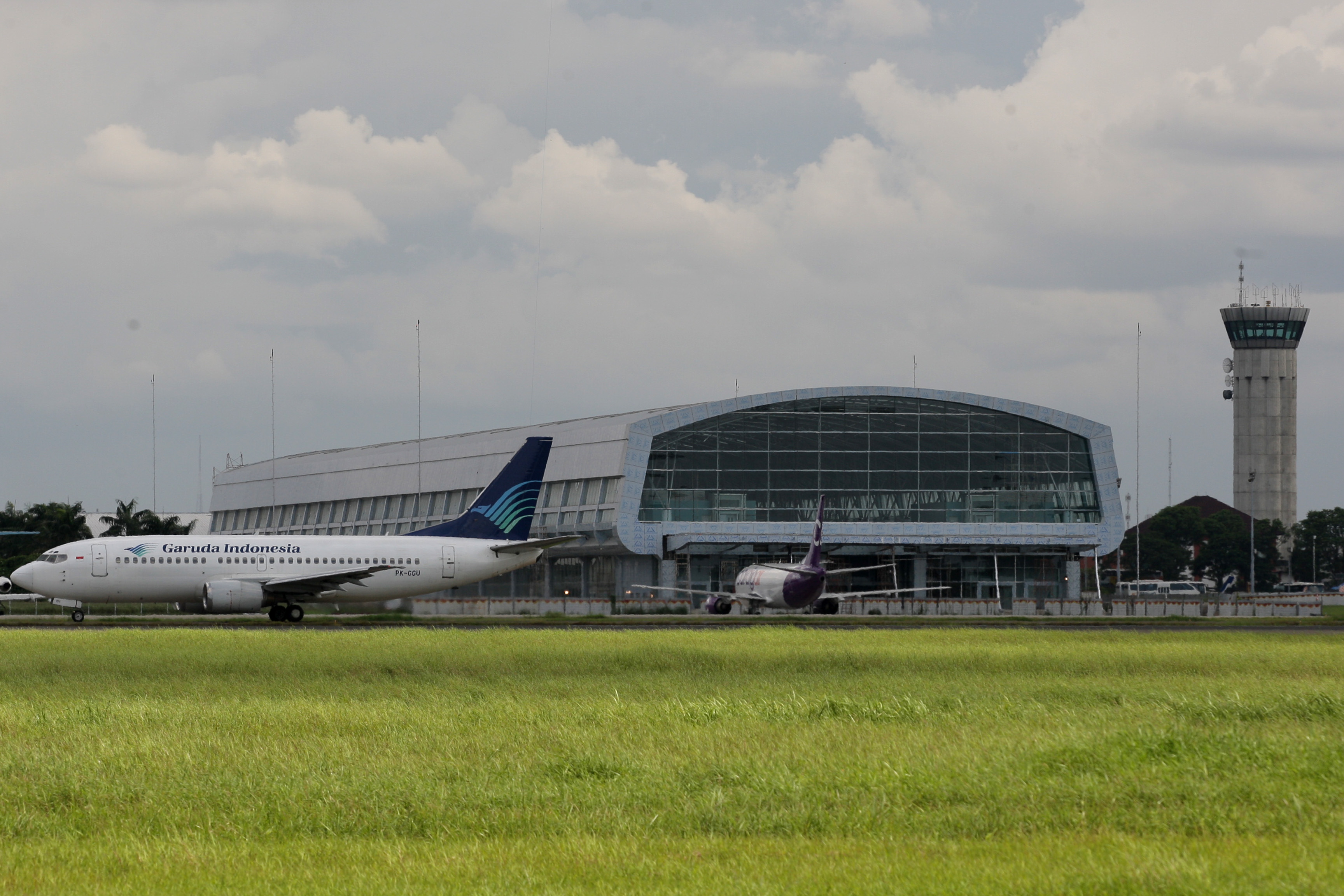 Pesawat Garuda Indonesia melintas di depan apron terminal 3 Bandara Soekarno-Hatta,