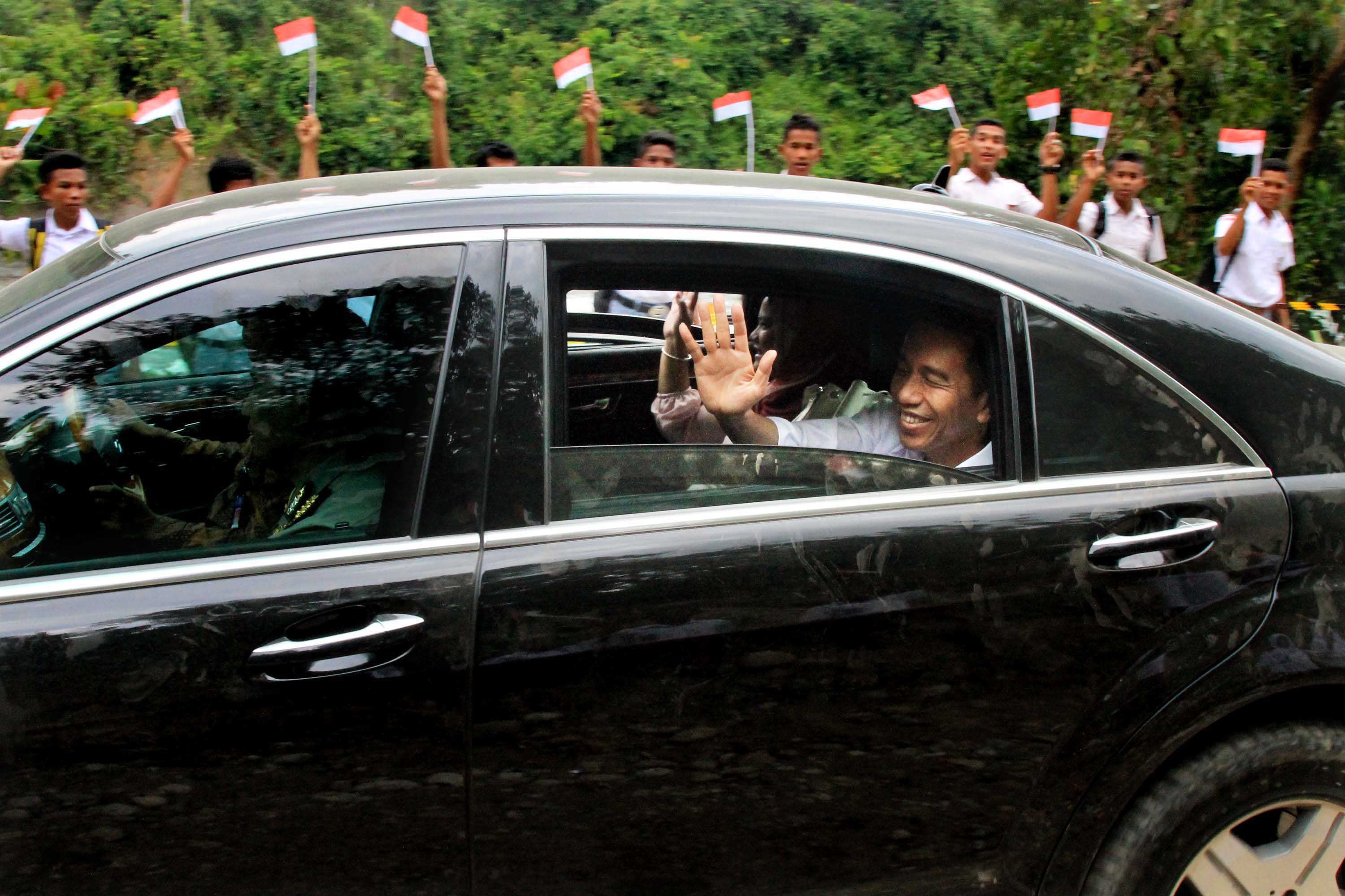 Kunjungan kerja Presiden Jokowi ke sejumlah kabupaten/kota itu disambut antusias masyarakat Aceh, Senin (9/3).