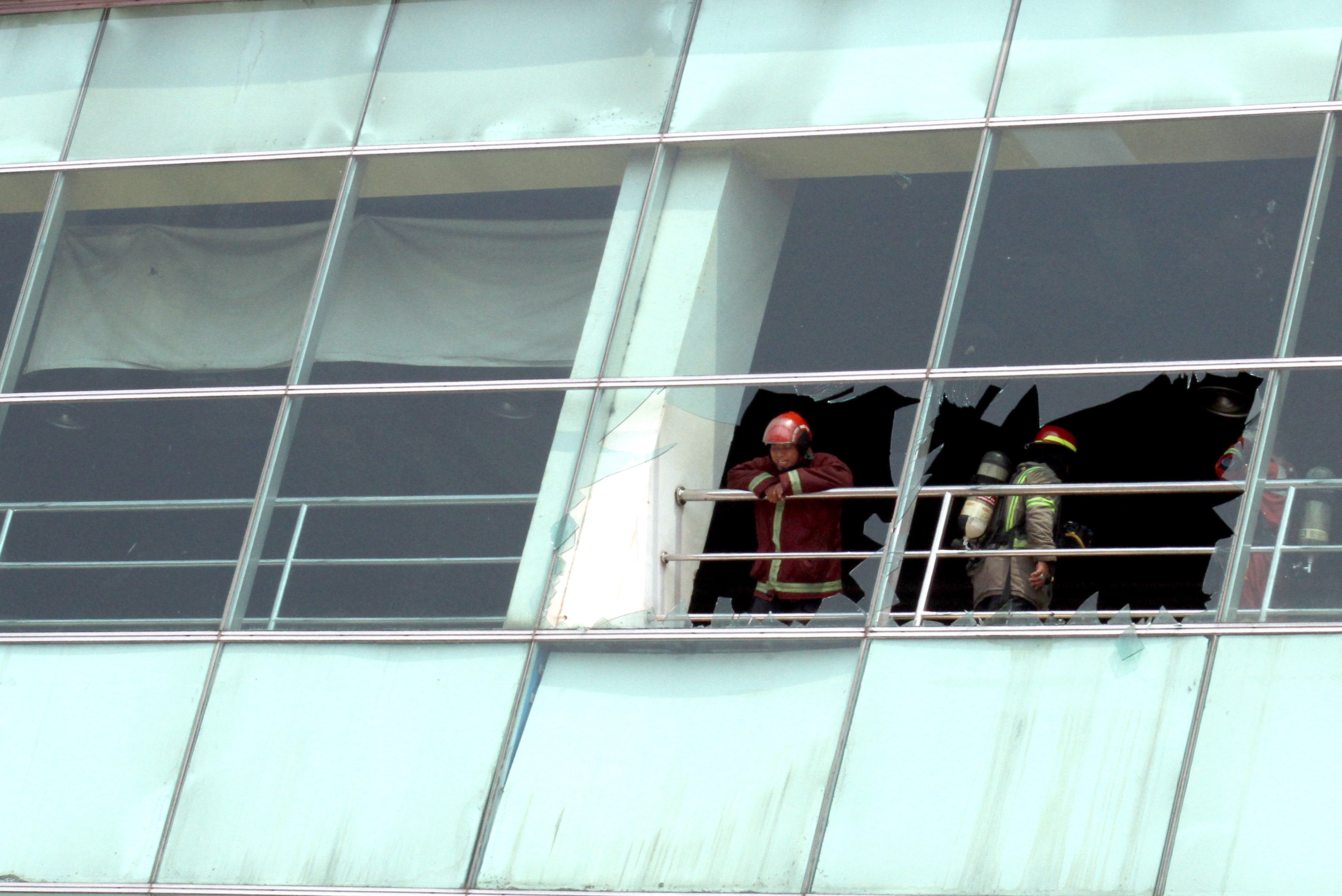 etugas pemadam kebakaran setelah memadamkan api pasca kebakaran di pusat perbelanjaan ITC Depok, Kota Depok, Jawa Barat, Jumat (28/6). 