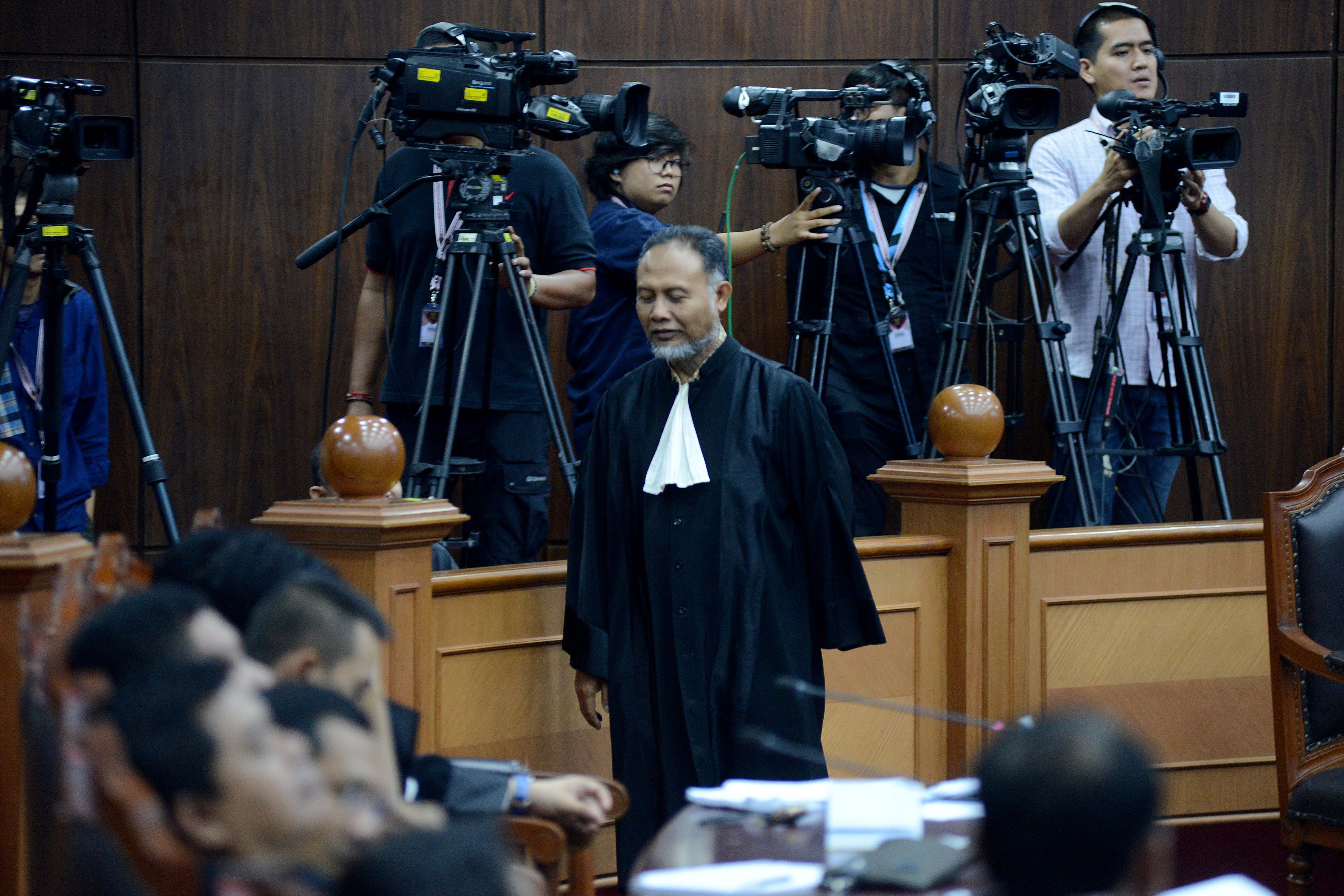 Ketua Tim Hukum Prabowo-Sandi, Bambang Widjojanto, berjalan menuju pintu ruang sidang MK