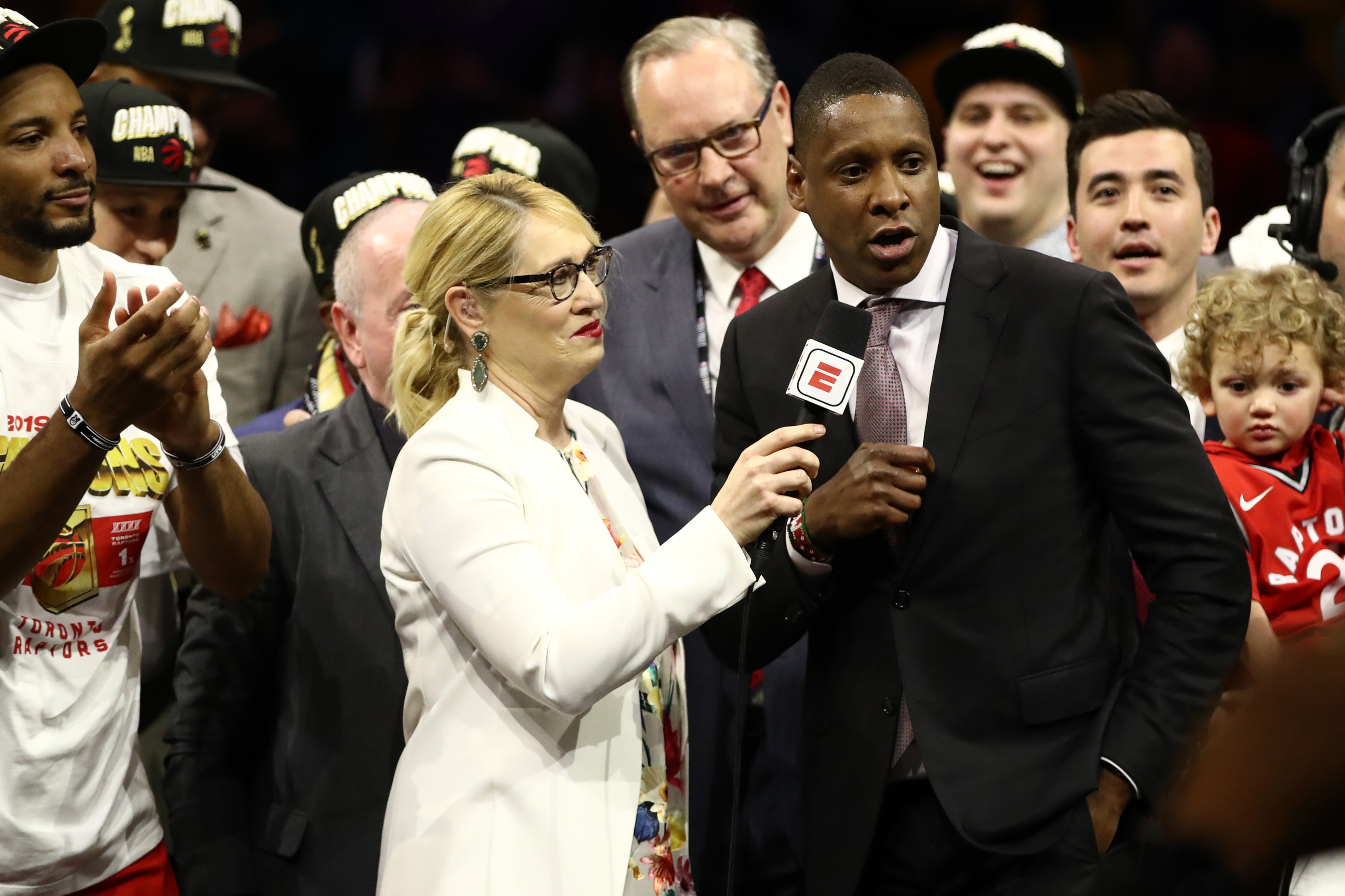 Presiden Toronto Raptors Masai Ujiri (kanan) diwawancarai usai Raptors mengalahkan Warriors di final NBA.