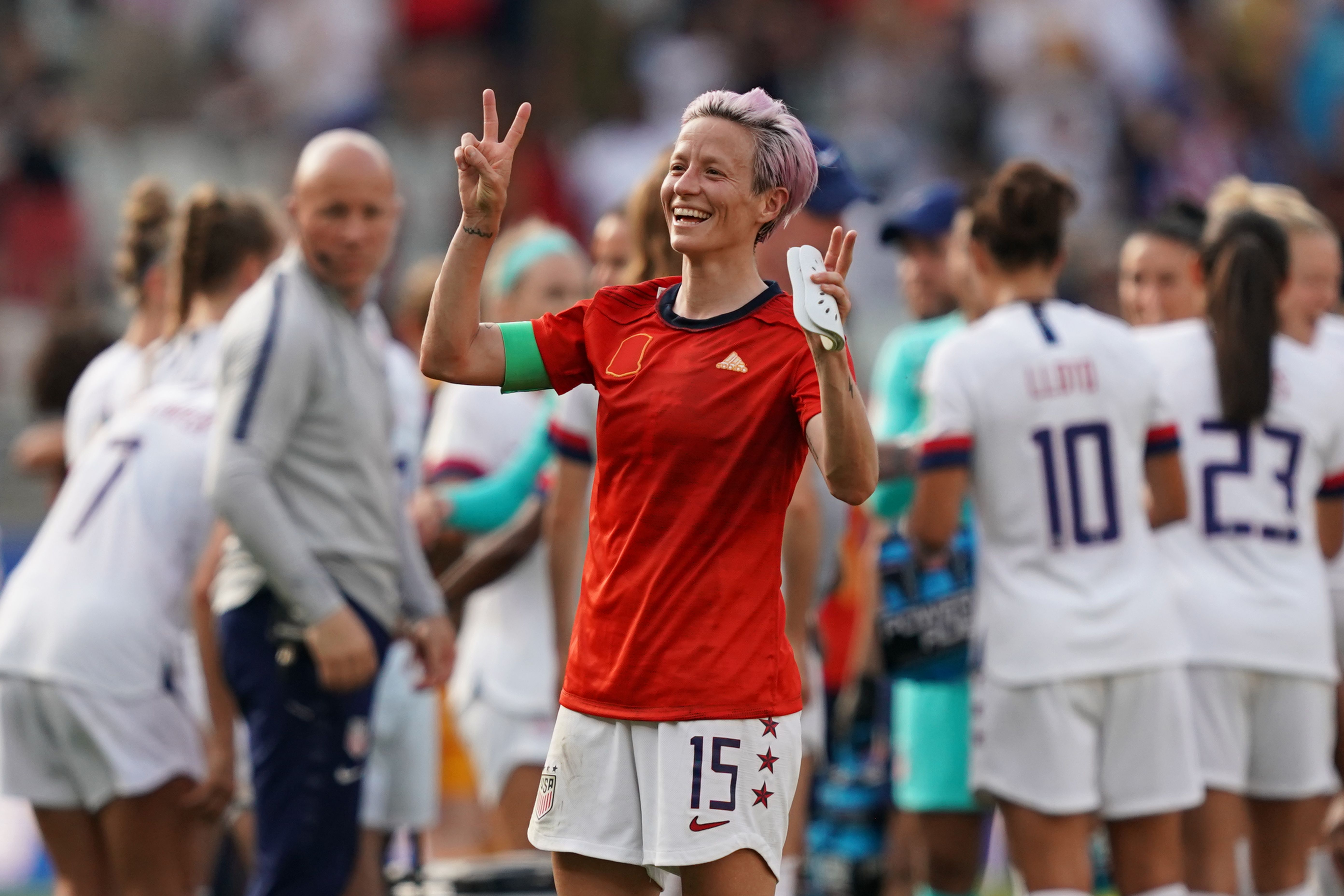 Penyerang timnas AS Megan Rapinoe merayakan kemenangan mereka atas Spanyol di babak 16 besar Piala Dunia Putri