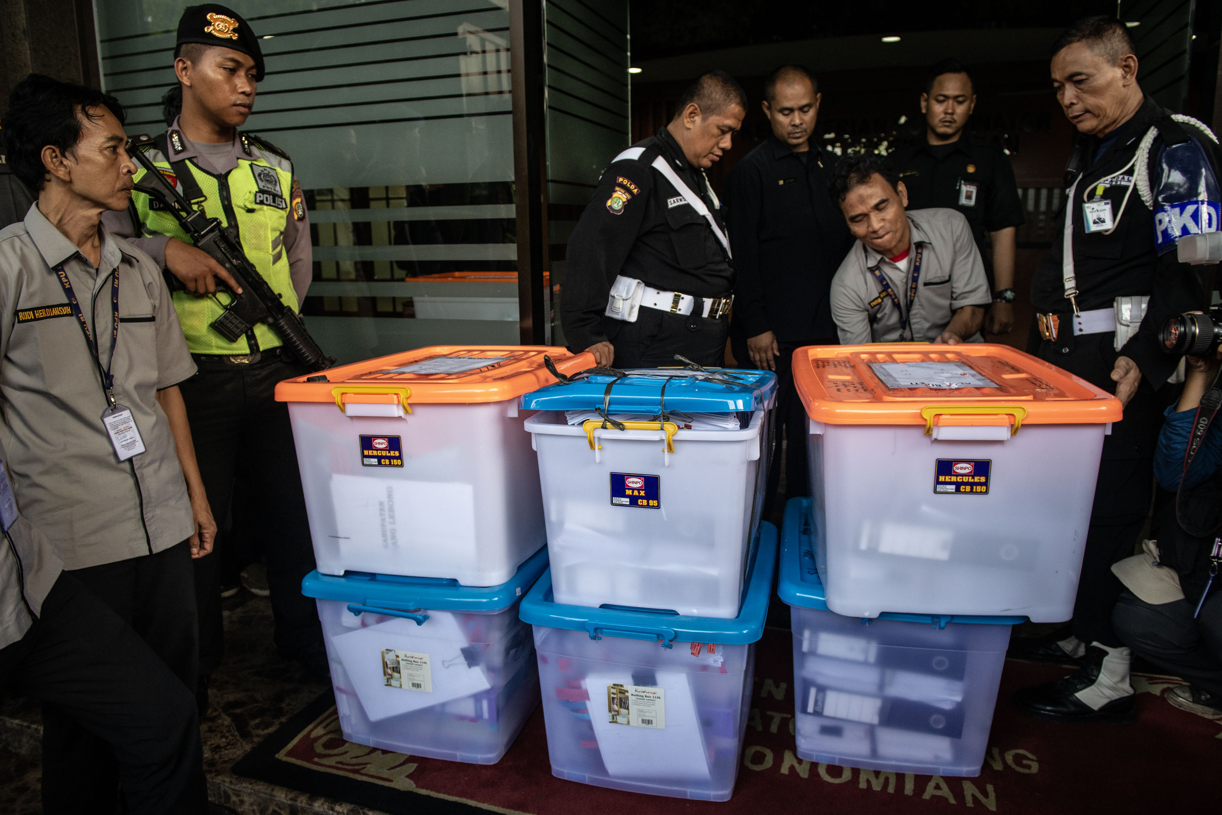 PENYERAHAN ALAT BUKTI KPU KE MK