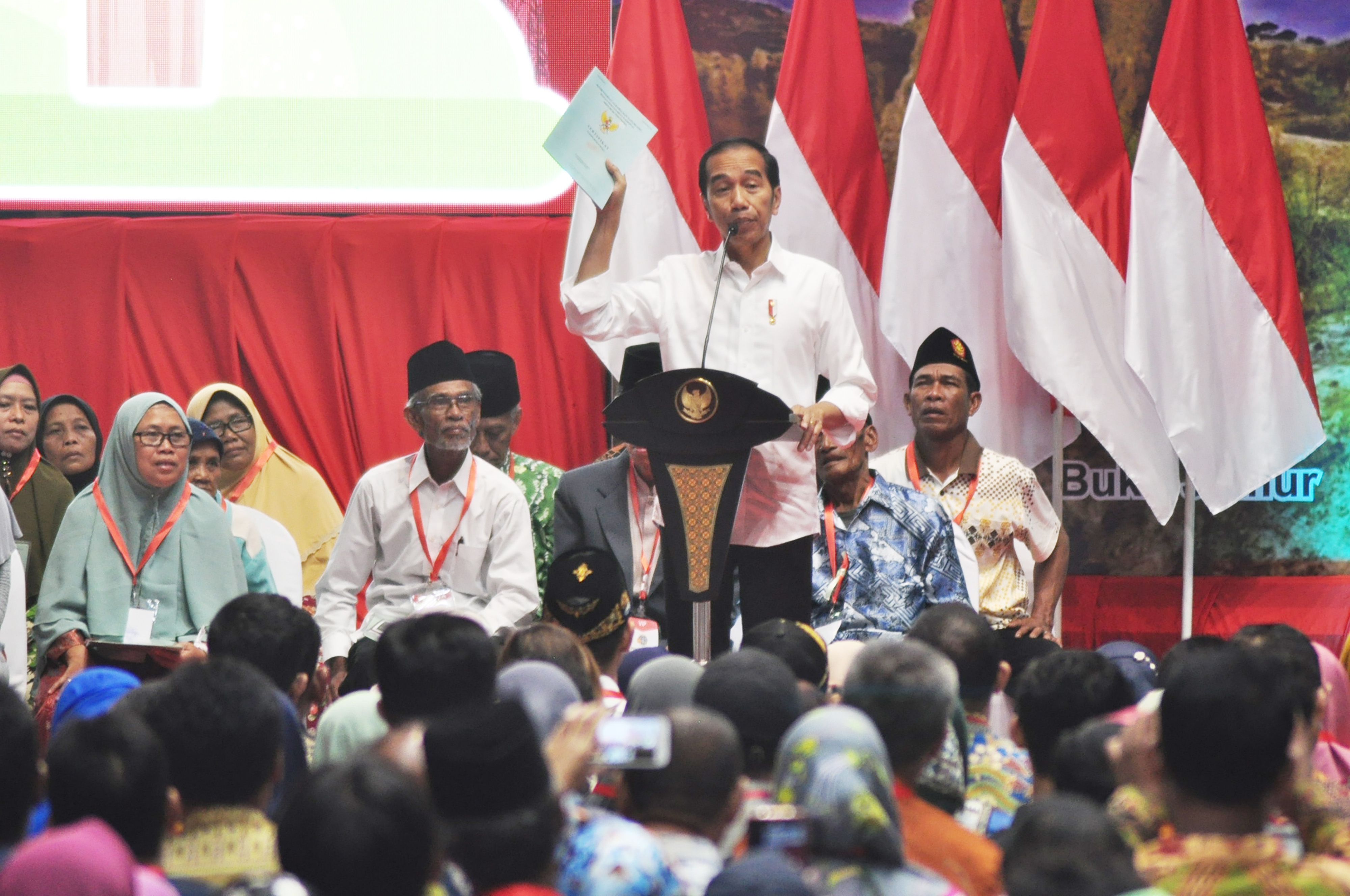 PRESIDEN BAGIKAN SERTIFIKAT TANAH GRESIK