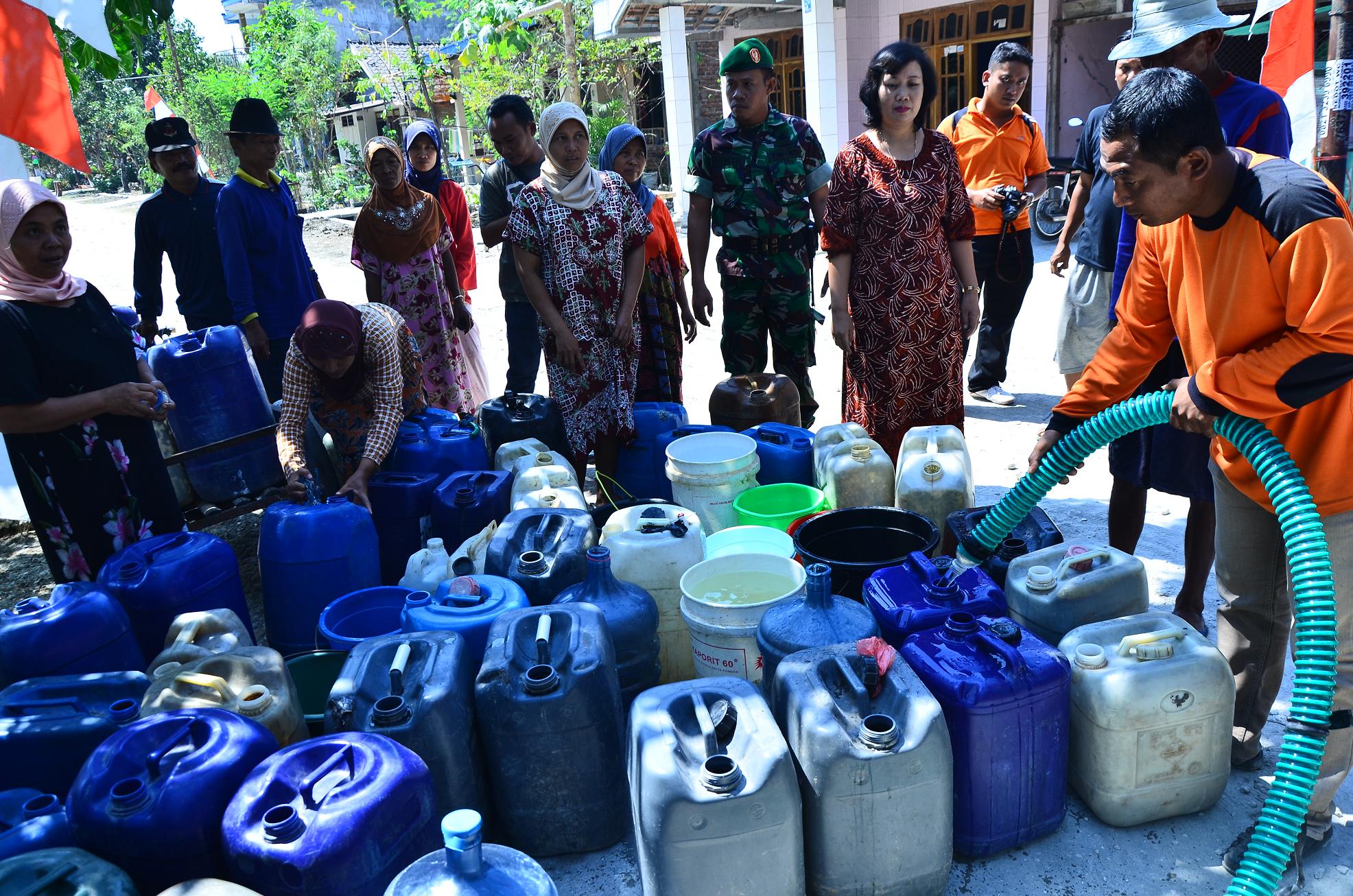 Badan Penanggulangan Bencana Daerah (BPBD) Lamongan, Jawa Timur, mengkalim sudah distribusikan 390 ribu liter air bersih  