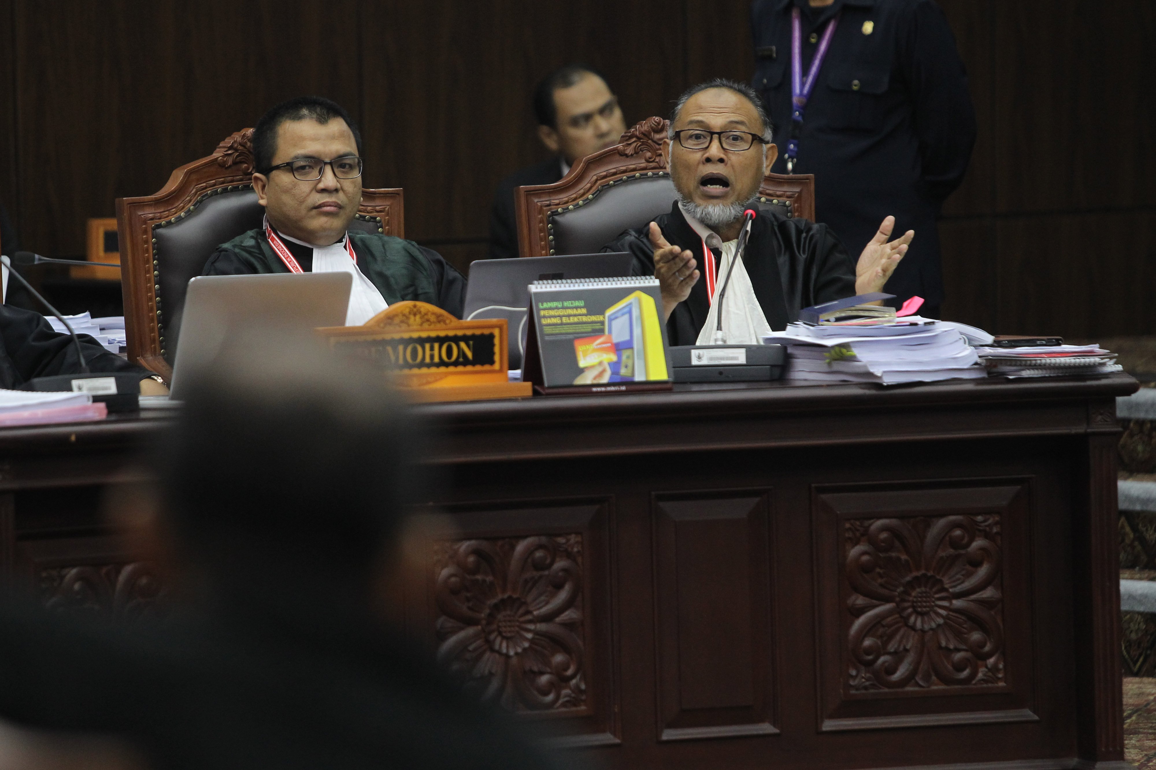 Kuasa hukum pihak pemohon dari Badan Pemenangan Nasional (BPN) Bambang Wijayanto (kanan) dan Denny Indrayana mengajukan pertanyaan