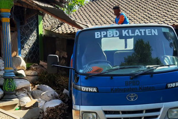 Droping bantuan air bersih untuk warga yang mengalami kekeringan di Klaten