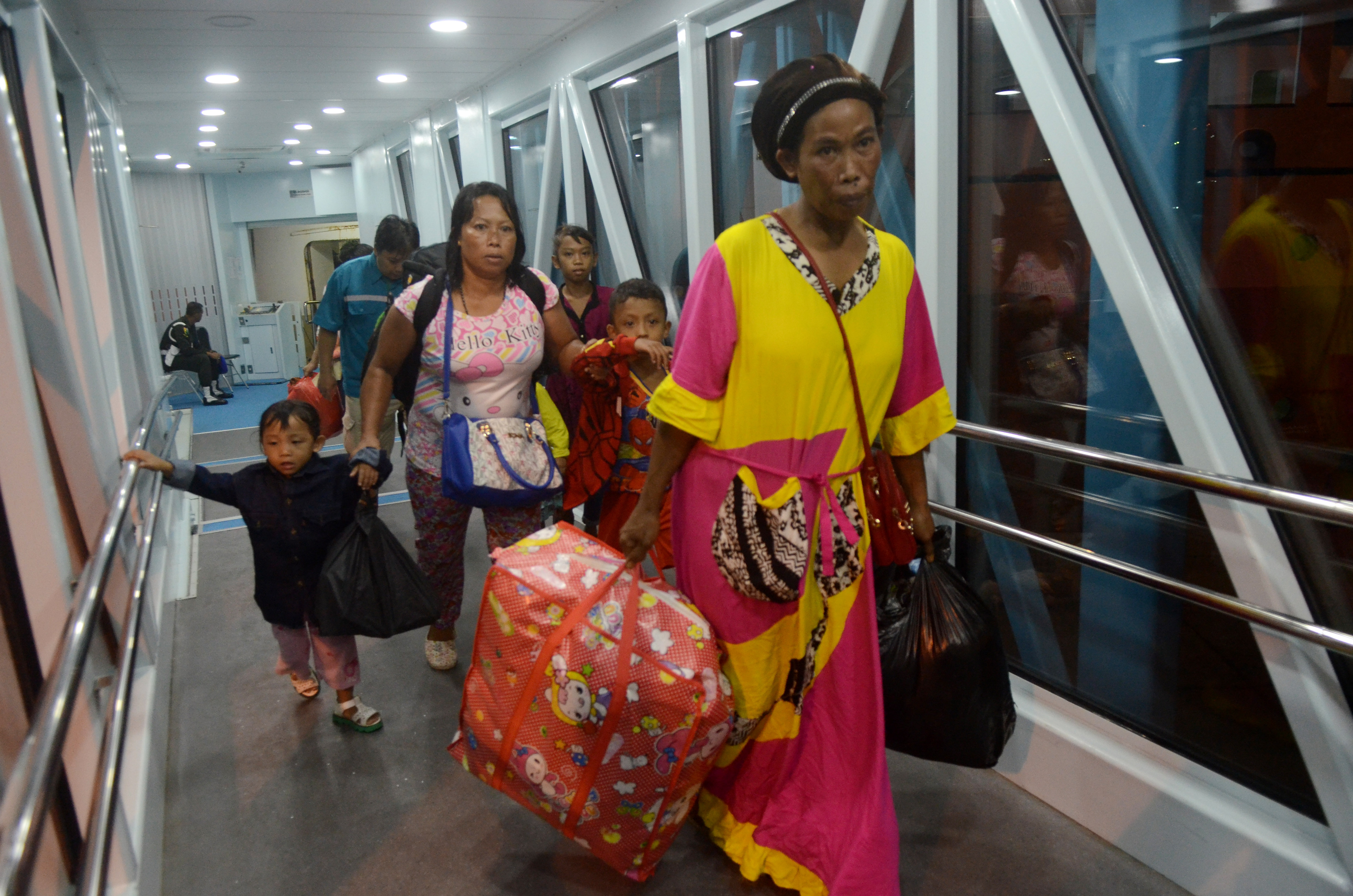  Sejumlah pemudik turun dari kapal Pelni KM Bukit Siguntang di Pelabuhan Soekarno Hatta