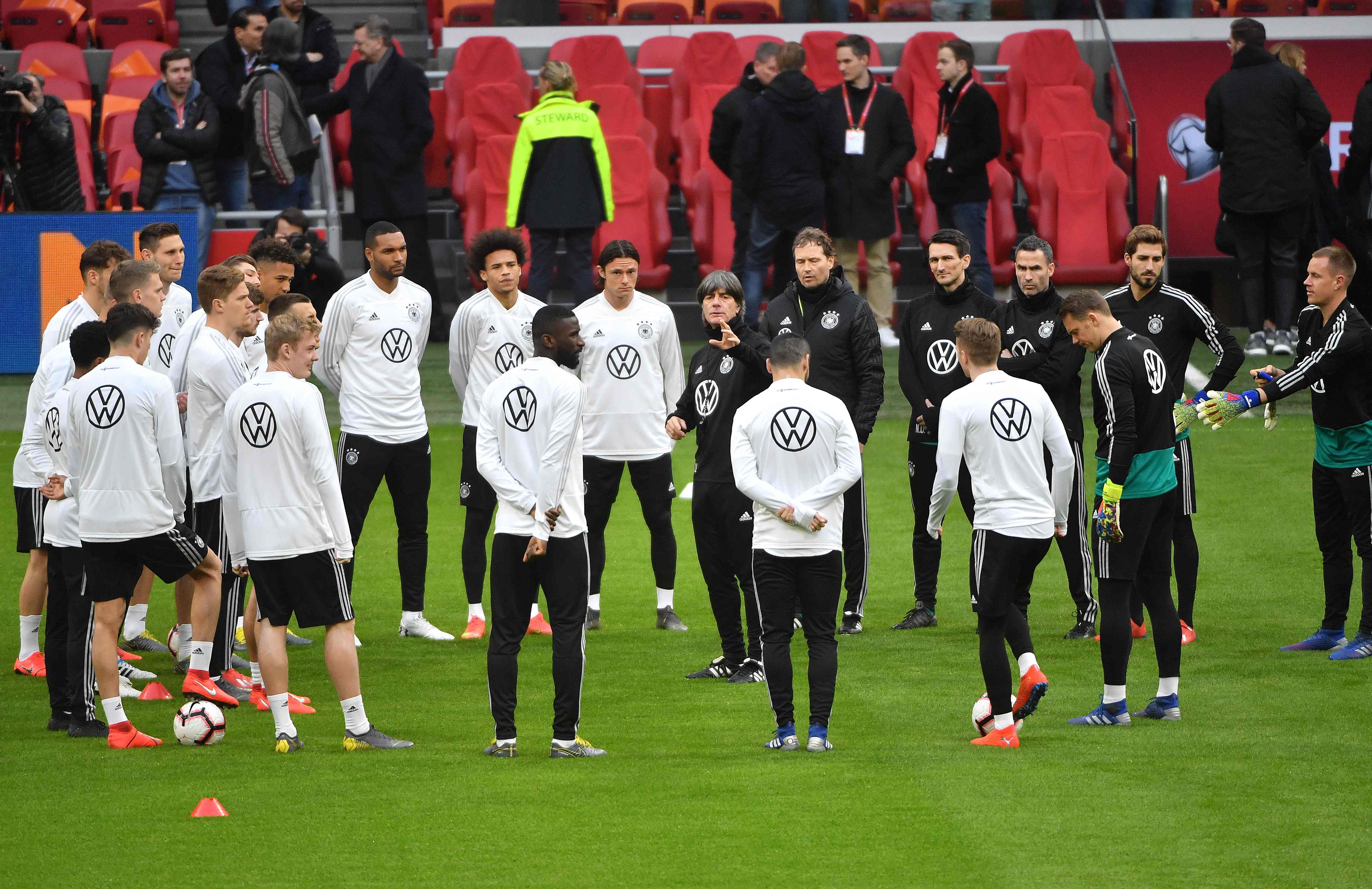 Para pemain Jerman mendengarkan pelatih Jerman Joachim Loew 