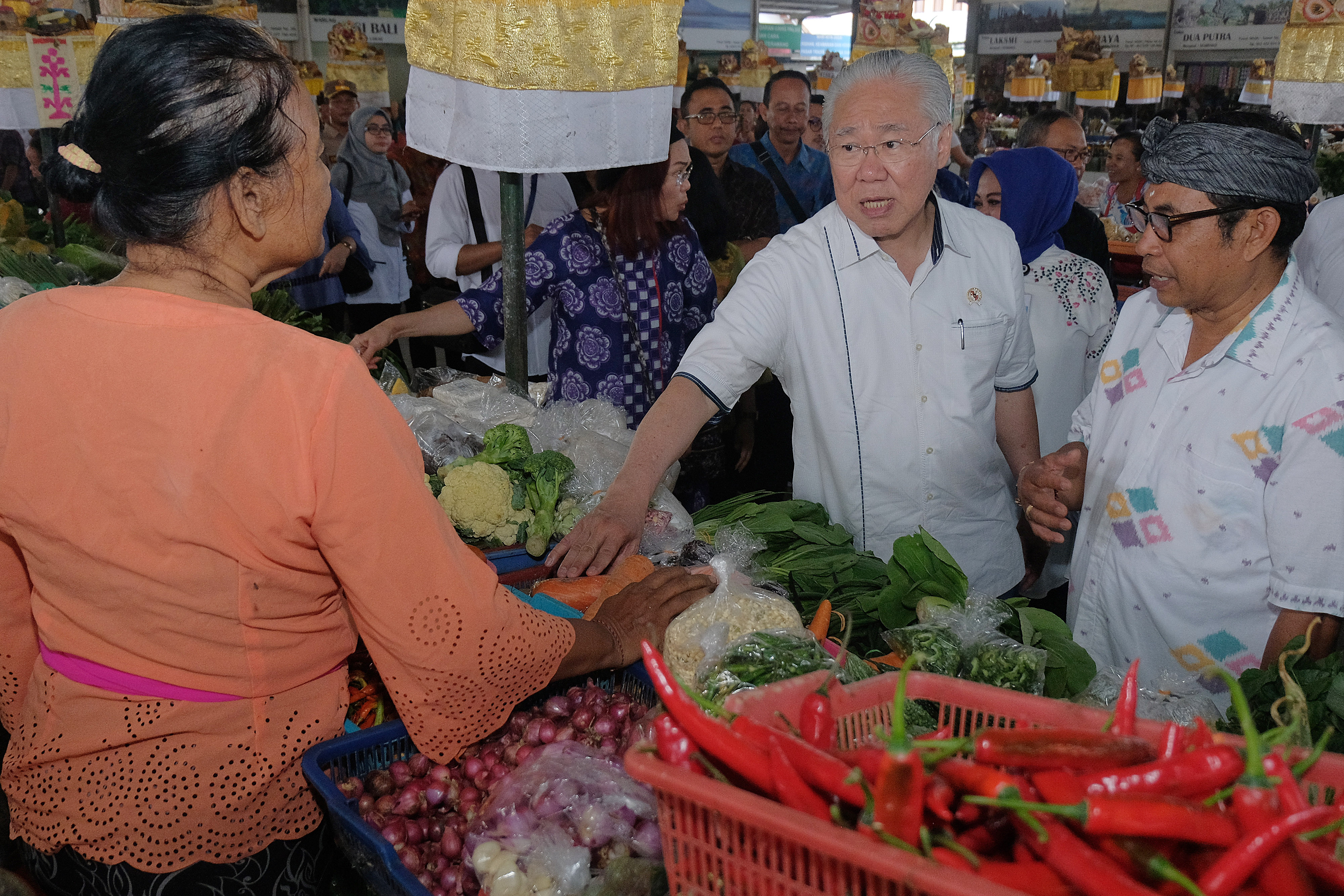Menteri Perdagangan Enggartiasto Lukita saat mengunjungi Pasar Tradisional Sindhu, Denpasar, Bali, Senin (3/6). 