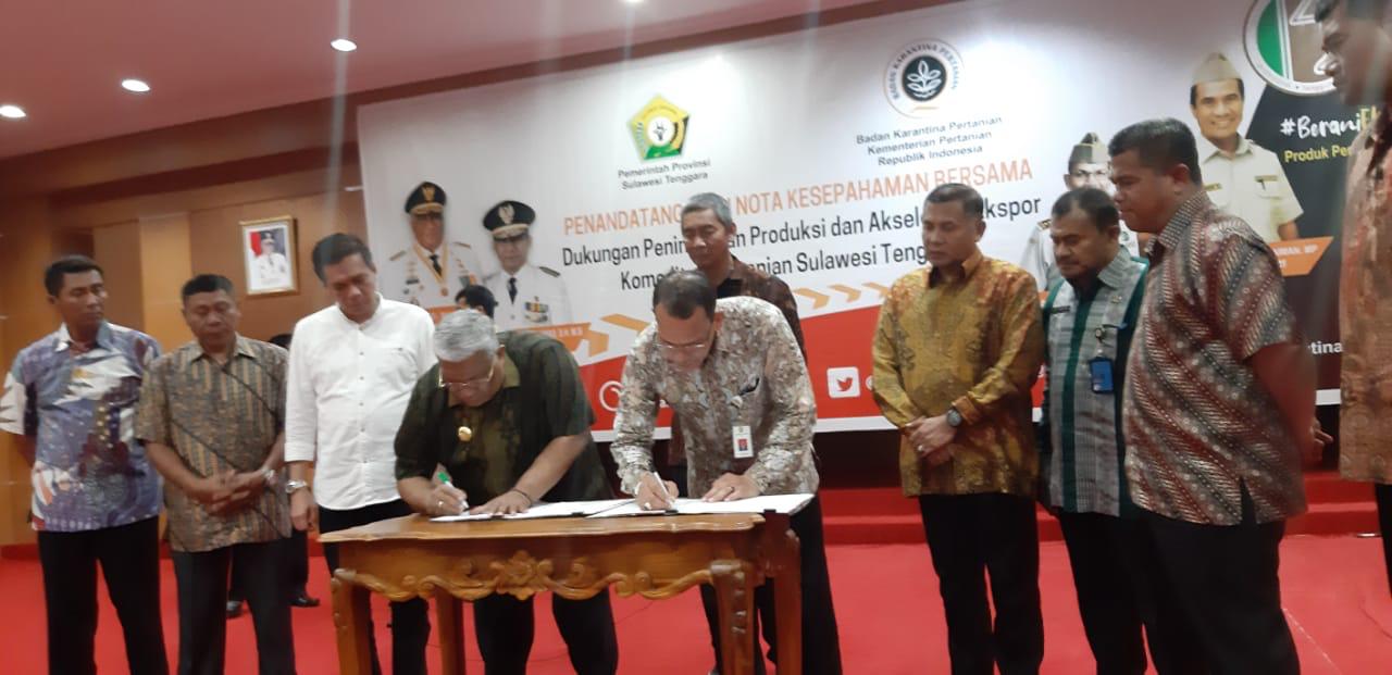  Gubernur Sultra, Ali Mazi dan Kepala Badan Karantina Pertanian, Ali Jamil melakukan penandatangan Nota Kesepahaman di Kendari, Rabu (19/6).