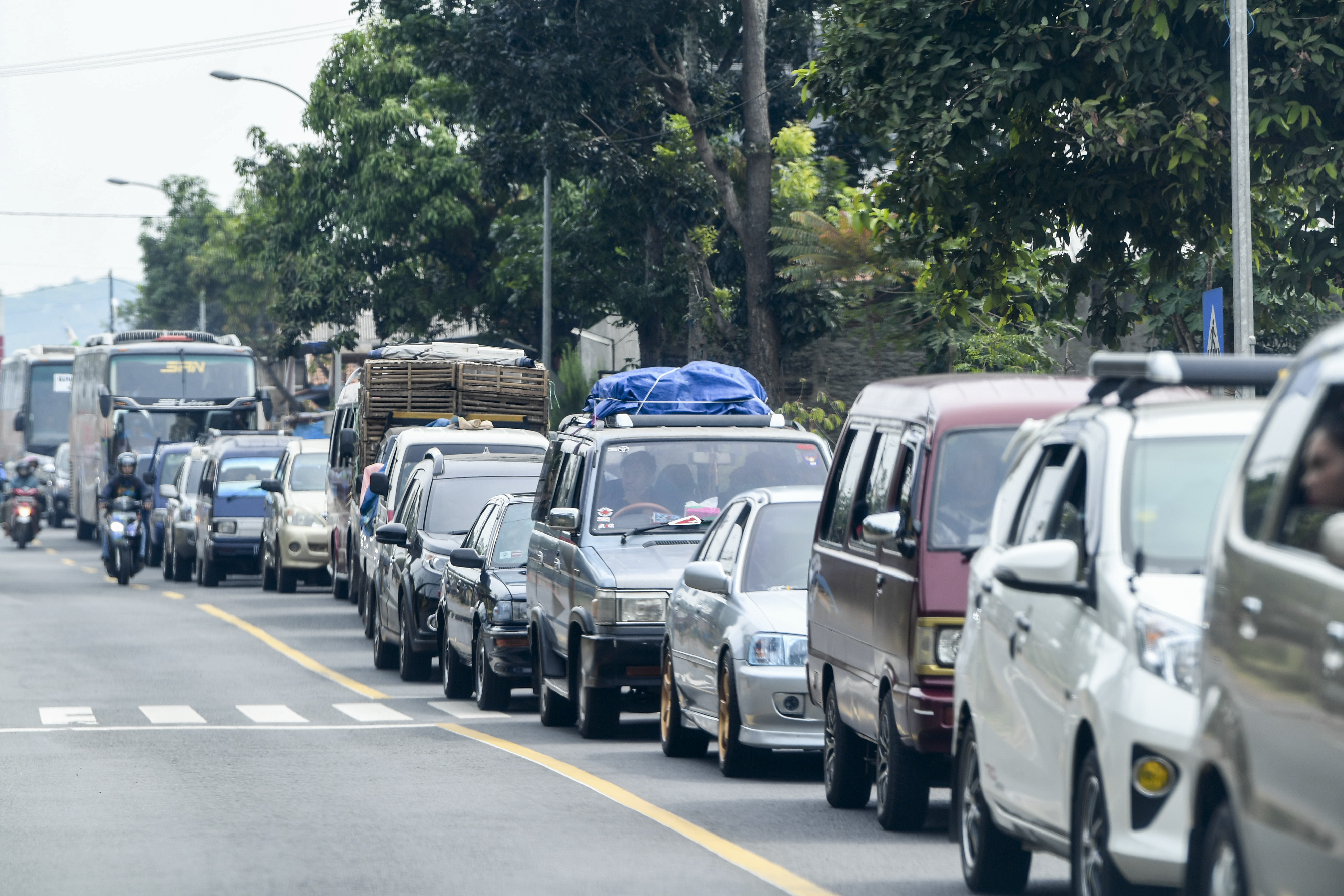 Antrian kendaraan pemudik menuju Tasikmalaya-Ciamis dan Jawa Tengah melintas di Limbangan, Kabupaten Garut, Jawa Barat, Senin (3/6/2019)