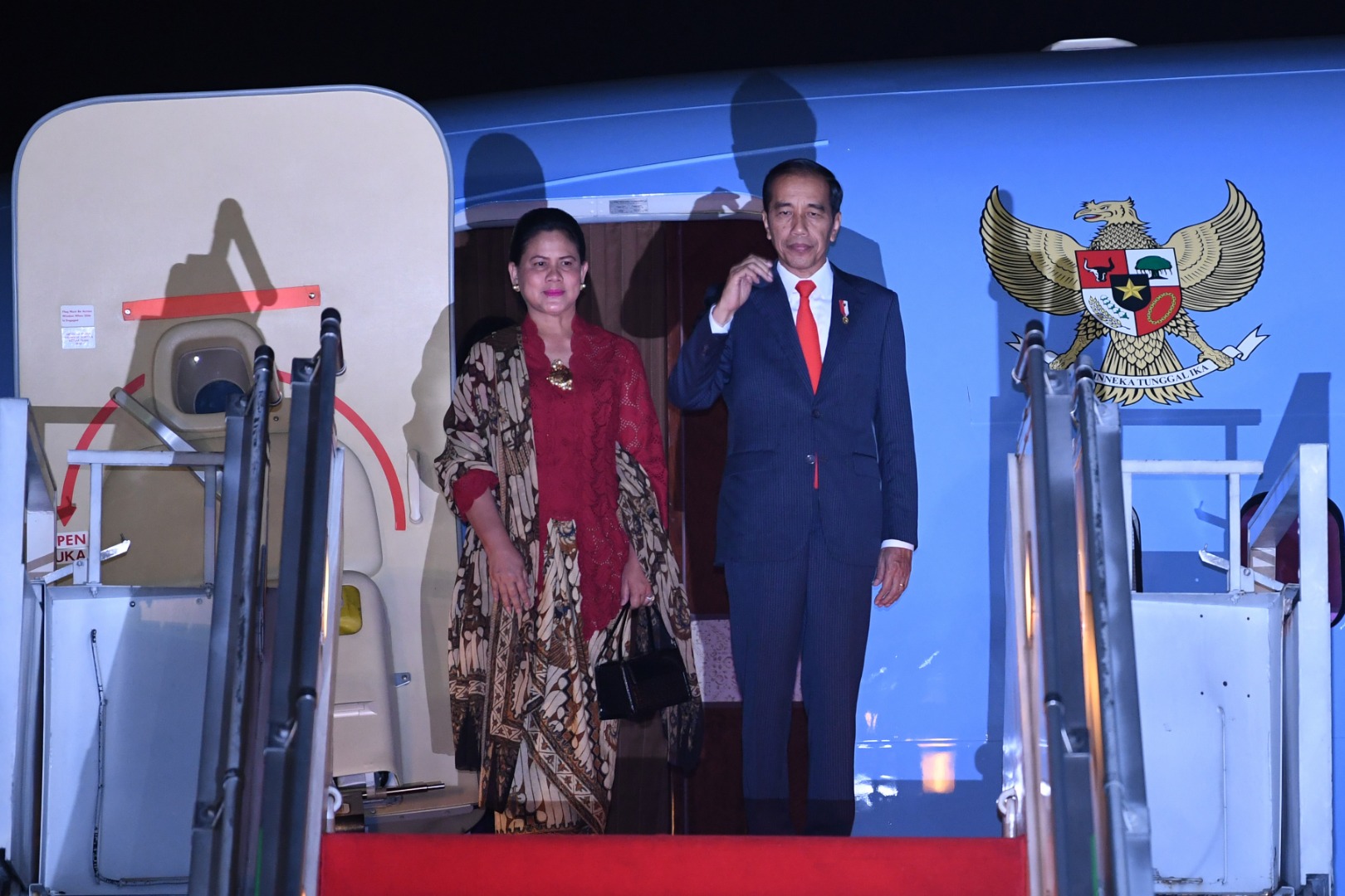 Presiden Joko Widodo (kanan) didampingi Ibu Negara Iriana Joko Widodo memberi hormat sebelum bertolak ke jepang untuk menghadiri KTT G20 
