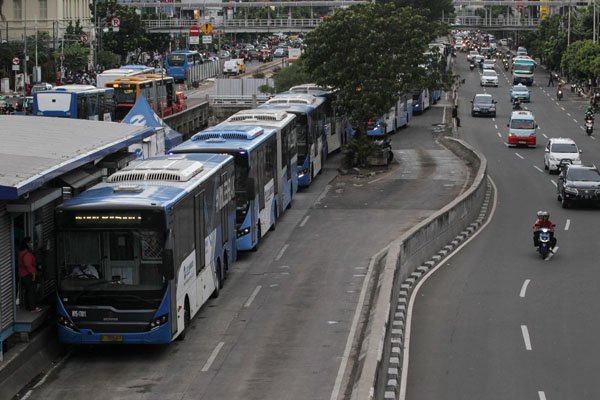 Aktivitas bus Transjakarta di central halte Harmoni, Jakarta, Rabu (2/1). 