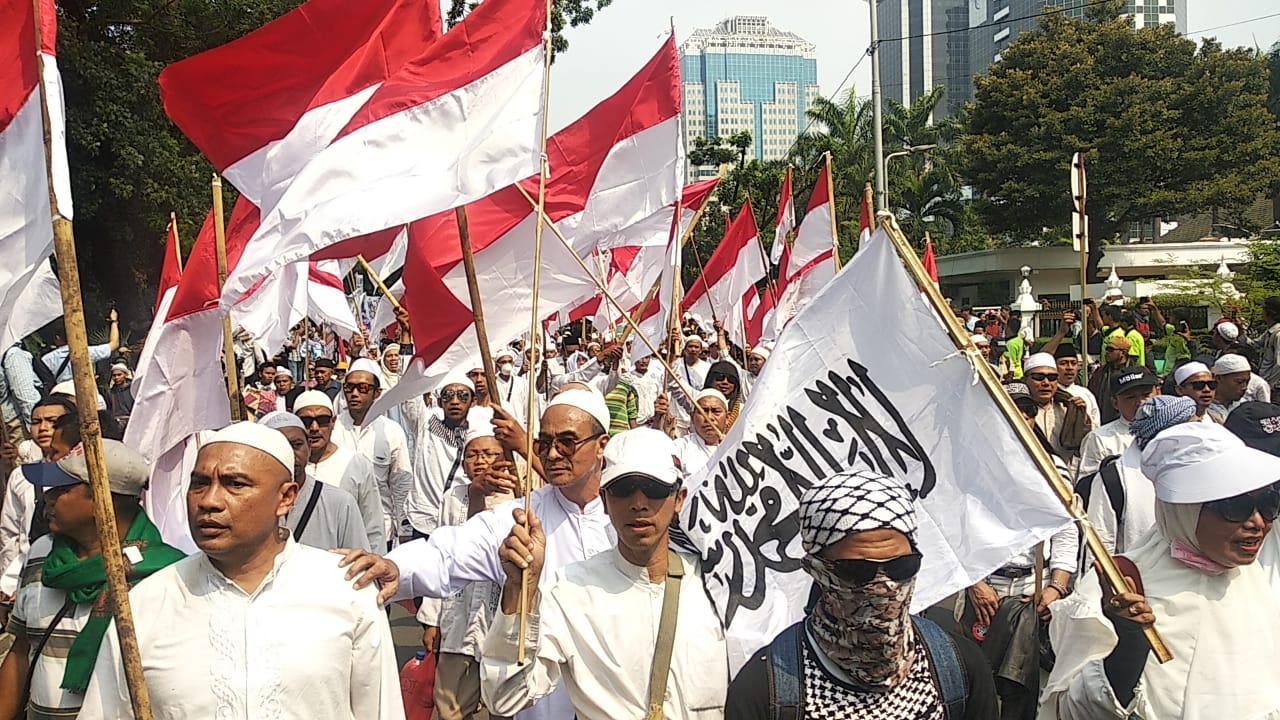 Massa mulai mendesak ke arah gedung MK.
