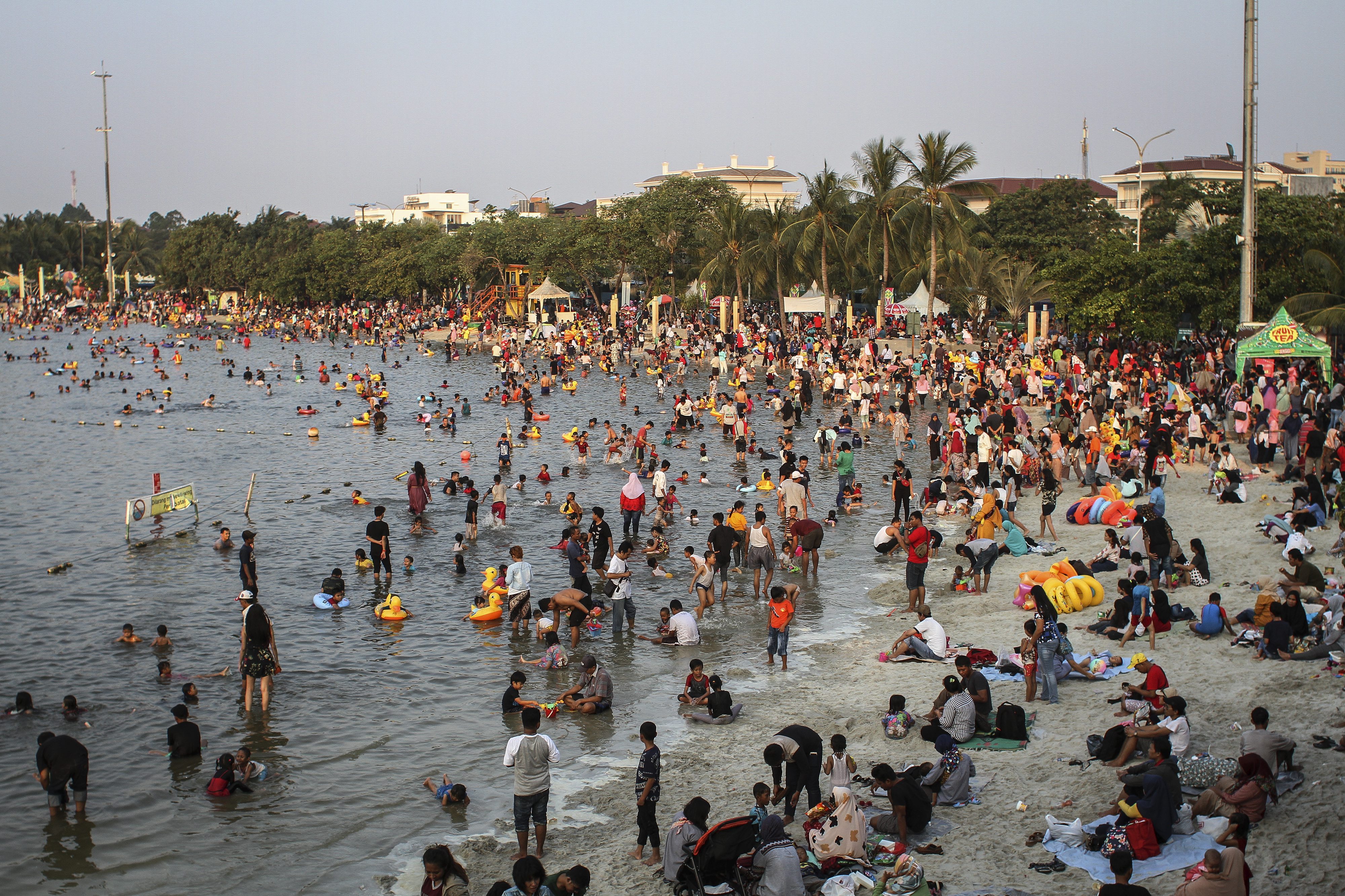 Ribuan pengunjung memadati Pantai Karnaval Ancol, Jakarta.