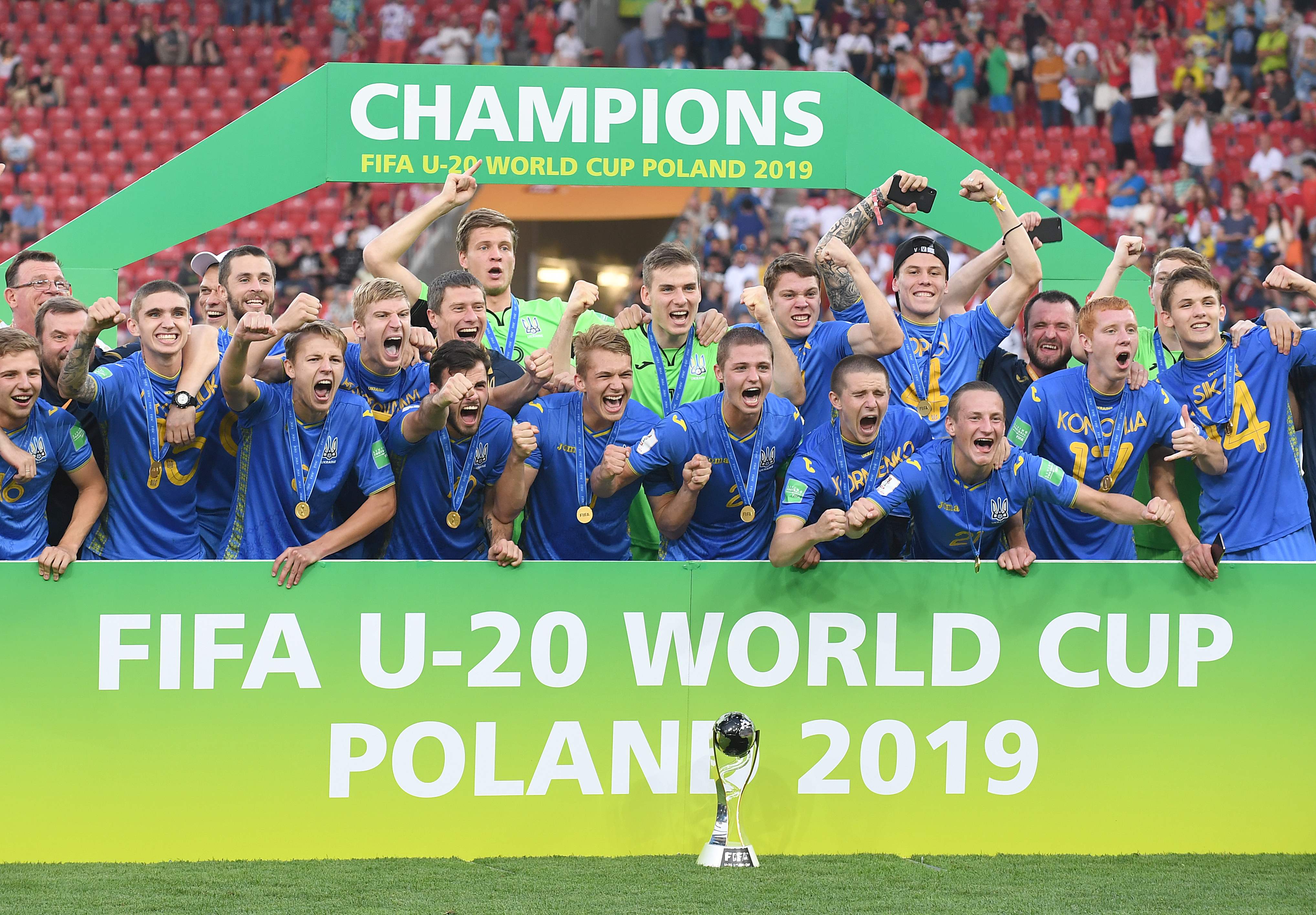 Para pemain Ukraina merayakan keberhasilan mereka menjadi juara Piala Dunia U-20