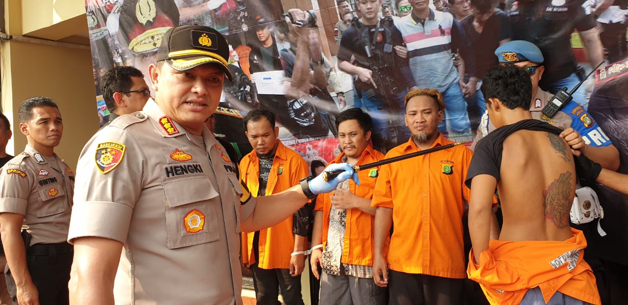 Kapolres Jakarta Barat Kombes Pol Hengki Haryadi menunjukkan pelaku pembakaran yang merupakan kelompok kriminal.