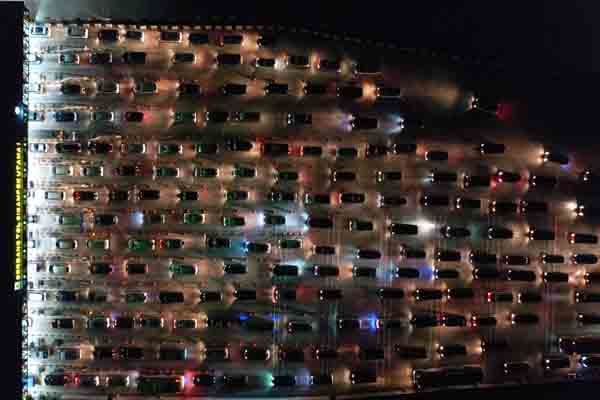 Kendaraan pemudik antre memasuki Gerbang Tol Cikampek Utama, Cikampek, Jawa Barat, Sabtu (1/6)