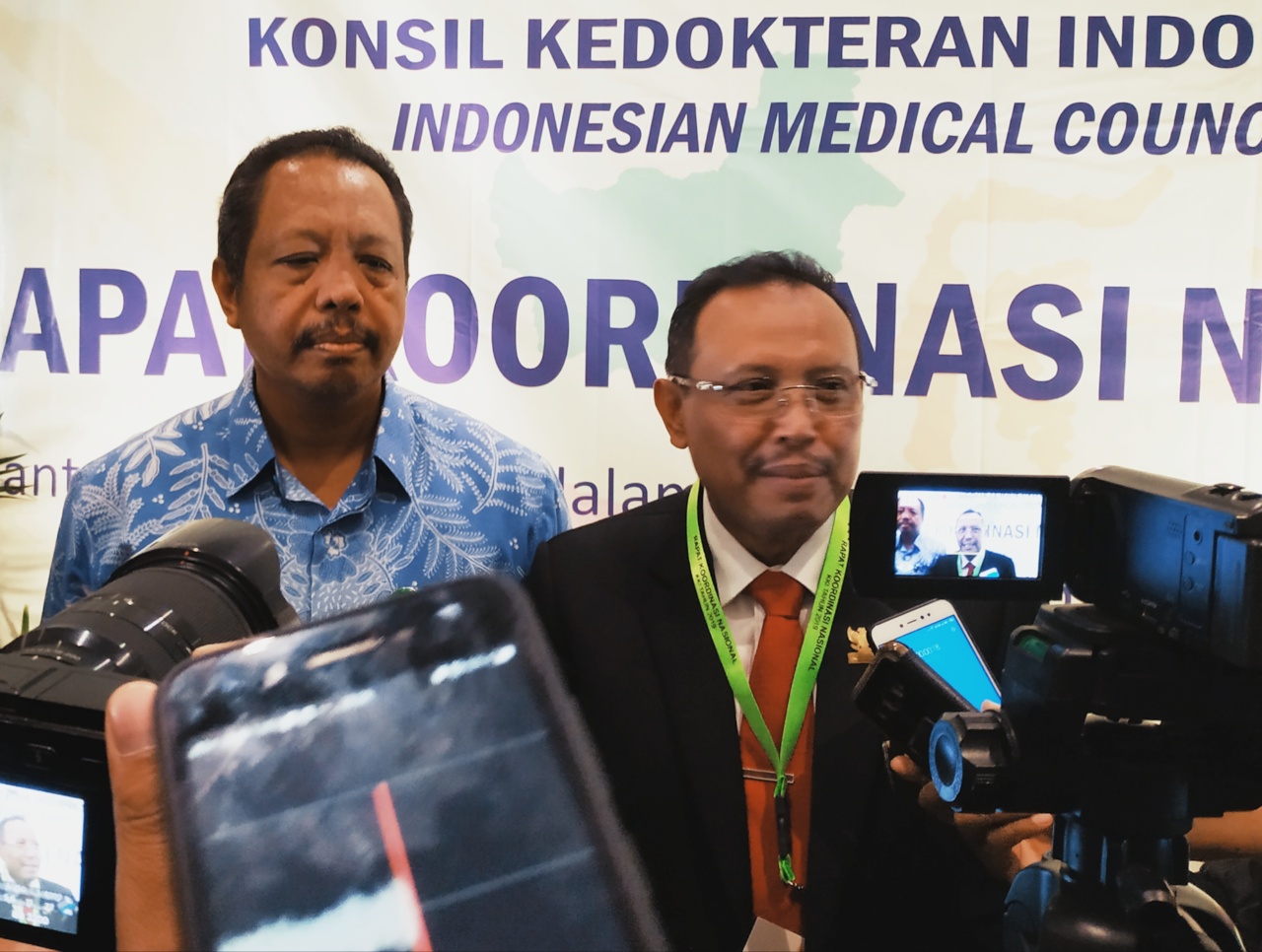 Staf Ahli Bidang Hukum Kesehatan Kemenkes RI, Kuwat Sri Hudoyo (kiri) dan Ketua Konsil Kedokteran Indonesia, Bambang Supriyatno. 