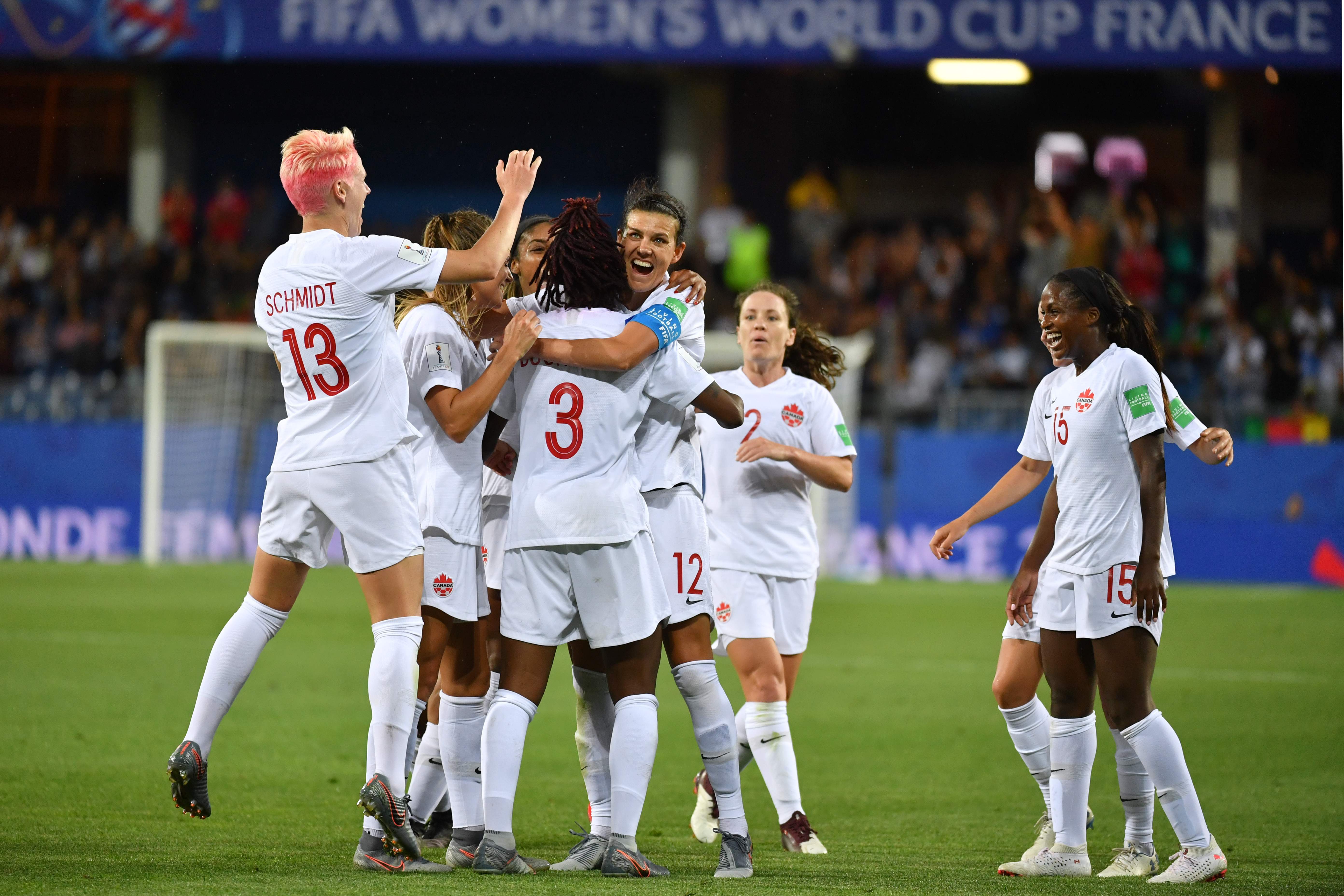 Para pemain Kanada merayakan gol yang dicetak Kedeisha Buchanan.