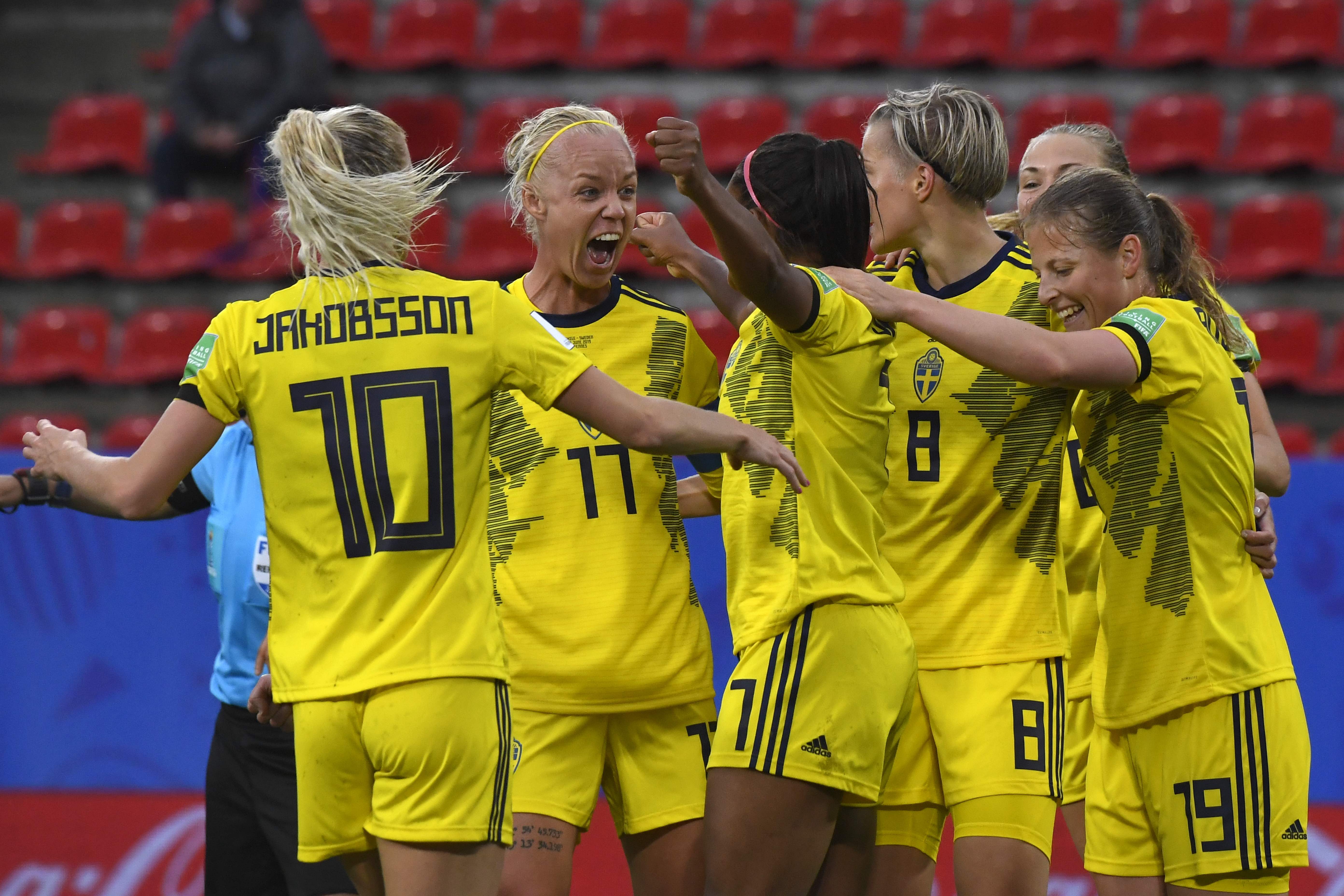 Para pemain Swedia merayakan gol mereka ke gawang Cile