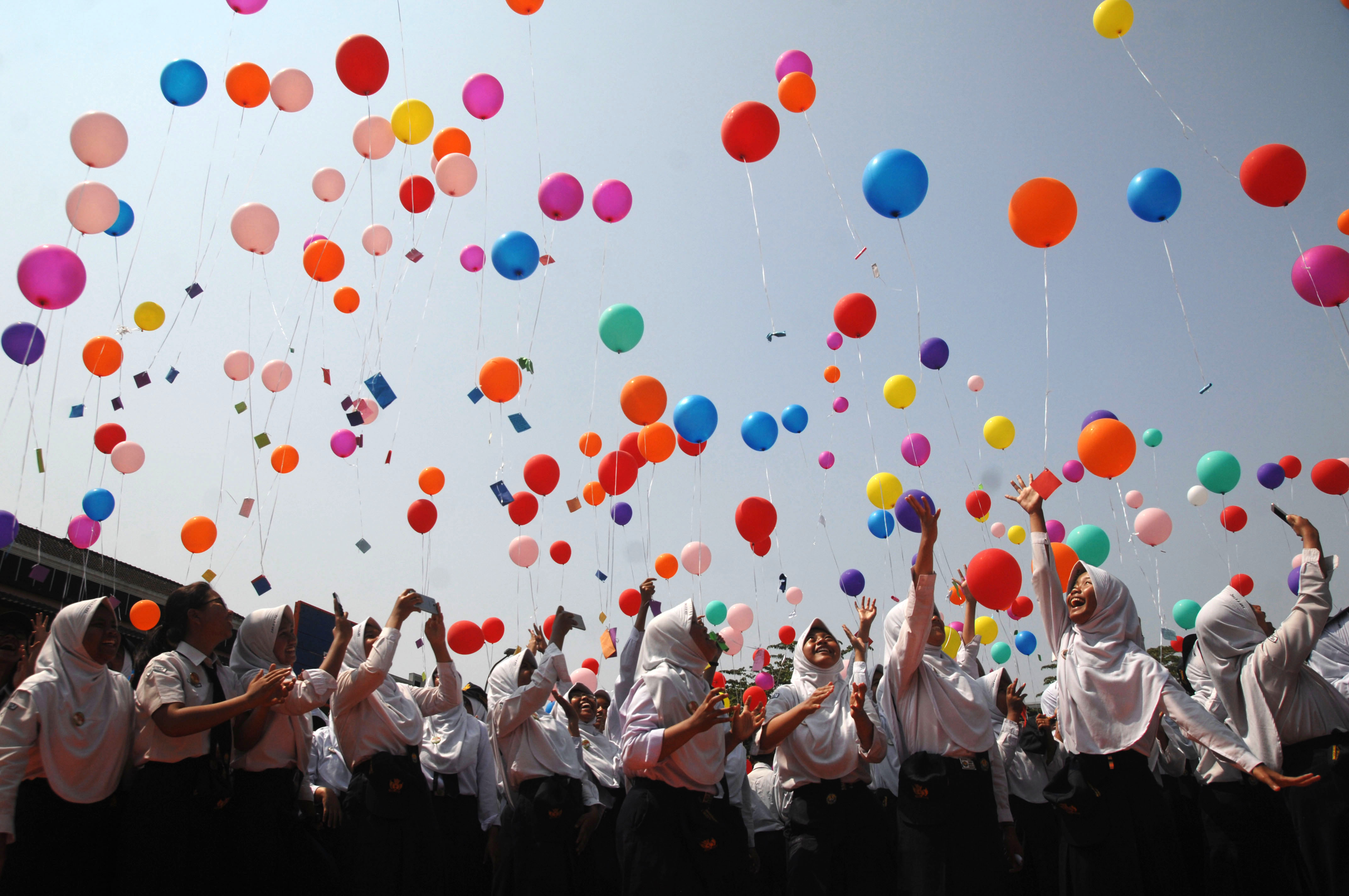 Pelajar melepas Balon Harapan yang digantungkan tulisan permohonan di bawahnya di halaman SMP Negeri 2 Temanggung