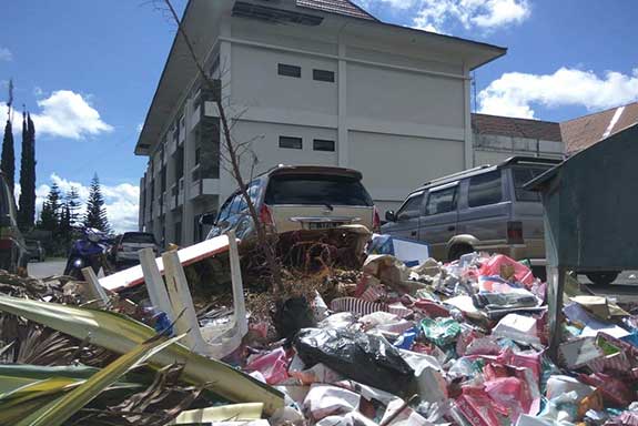 Sampah menumpuk di Kantor Bupati Manggarai, Selasa (11/6).