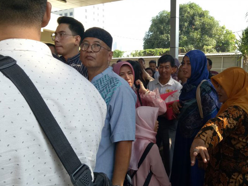Rumah tahanan kelas 1 Jakarta Timur, Cabang Rutan KPK terpantau ramai pada hari pertama Lebaran 1440H.
