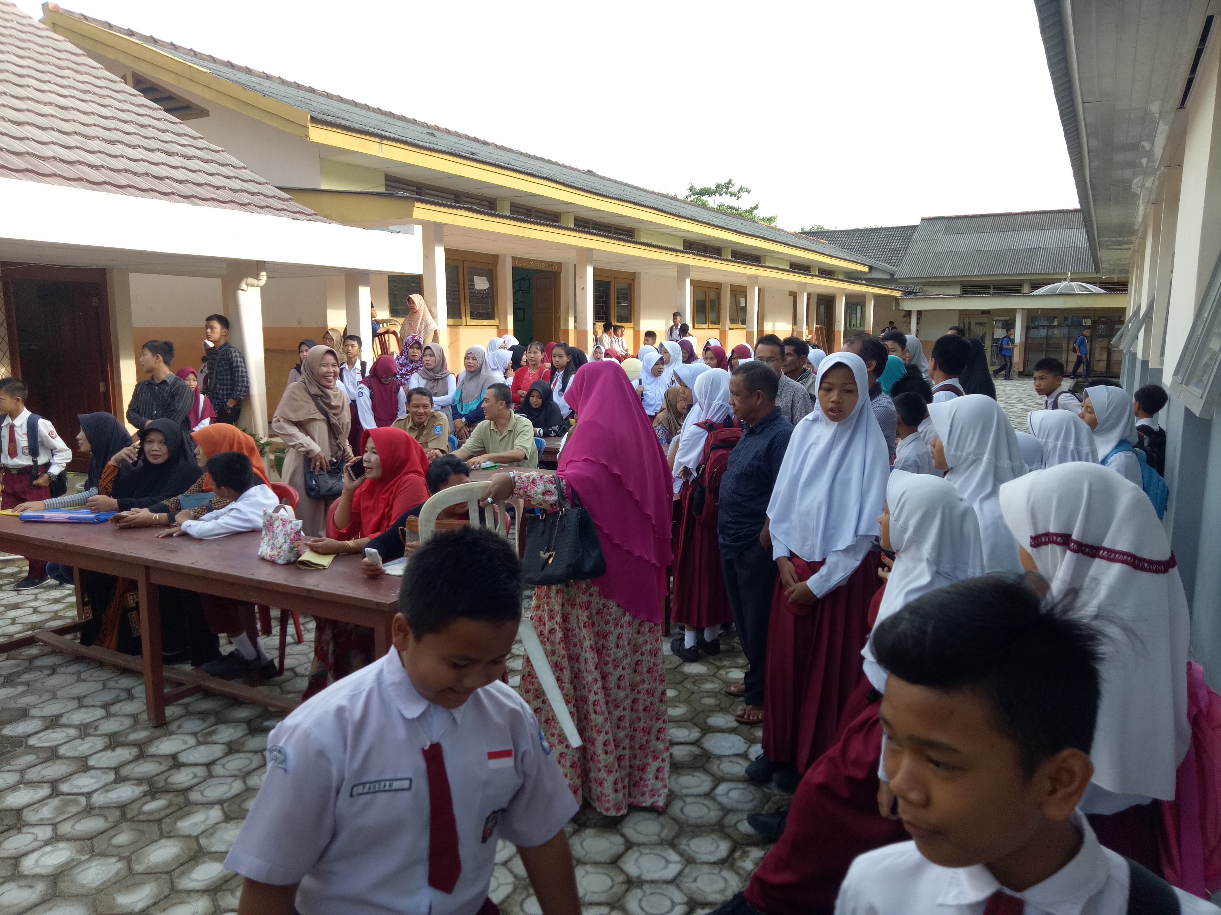 Ratusan orangtua bersama siswa mendatangi SMPN 2 Sungailiat, Kabupaten Bangka untuk mendaftarkan lewat jalur PPDB 2019, Senin (17/6). 
