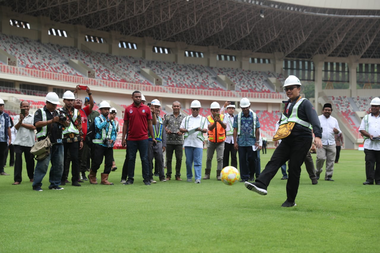 Menpora Imam Nahrawi saat berada di Stadion Utama Papua Bangkit, Jumat (21/6). 