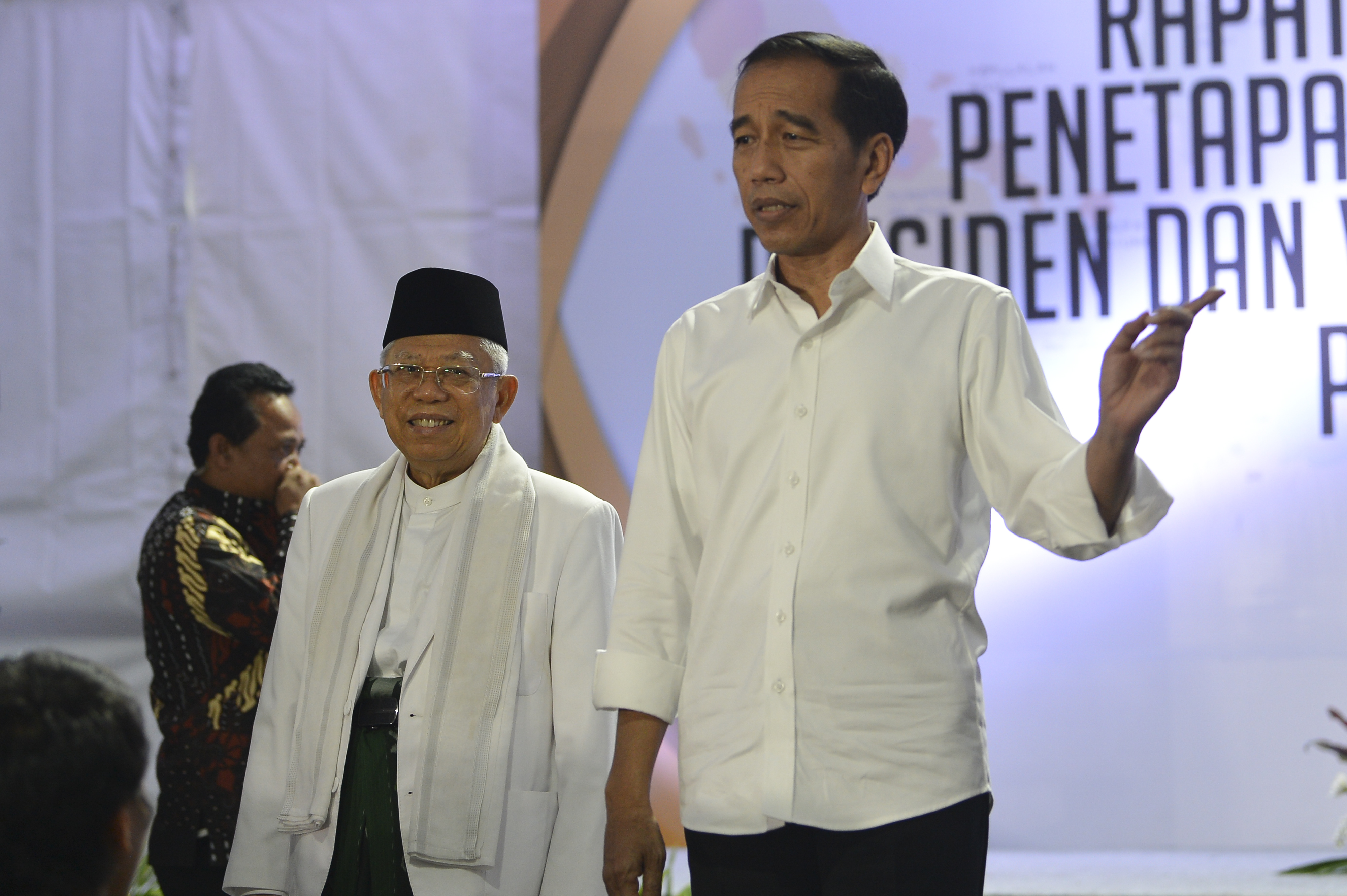Presiden dan Wakil Presiden terpilih periode 2019-2024, Joko Widodo (kanan) dan KH Ma