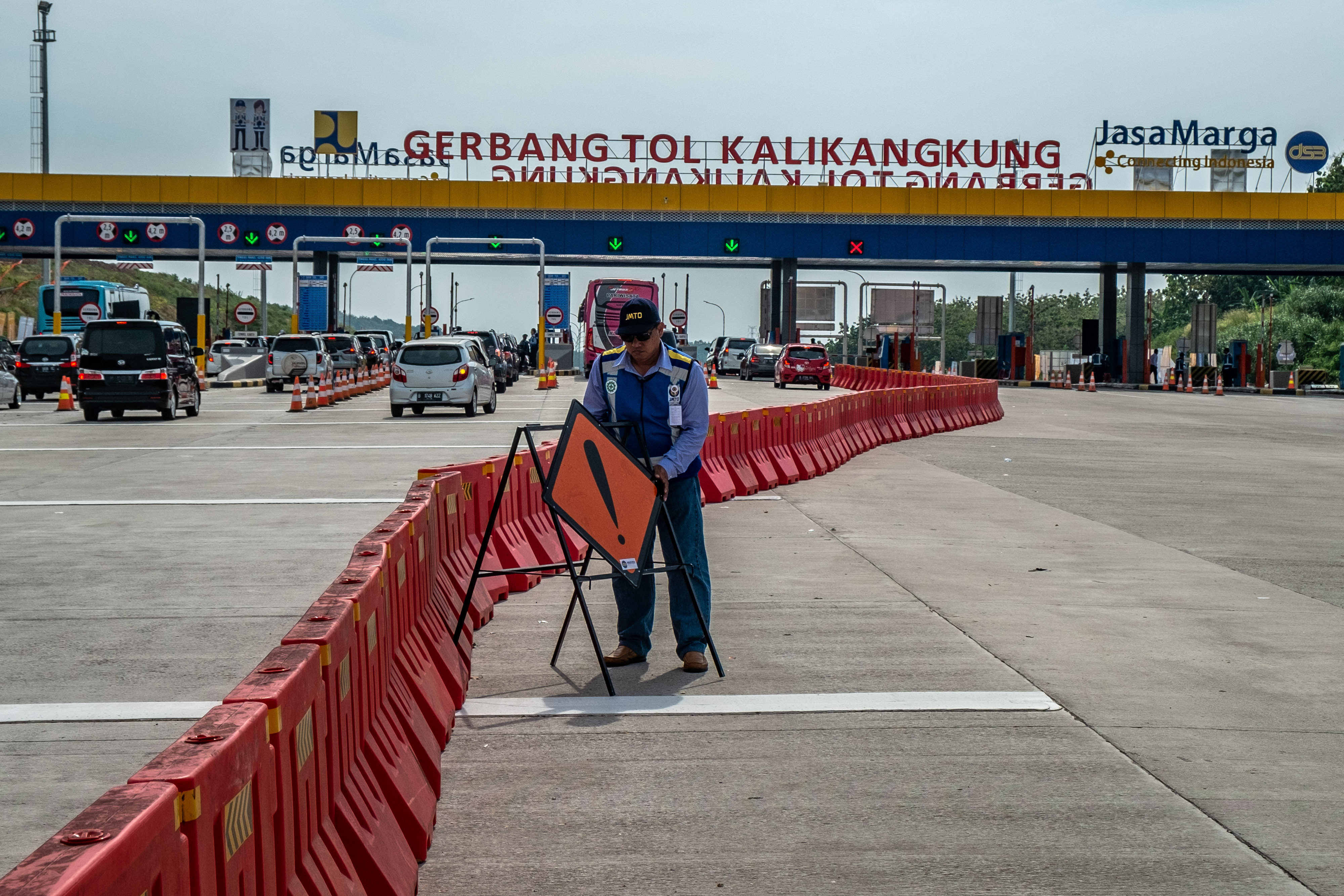 Untuk mengurai kemacetan arus balik diberlakukan one way mulai dari GT Kalikangkung (Semarang)-GT Cikampek Utama, pada 7-10 Juni 2019. 