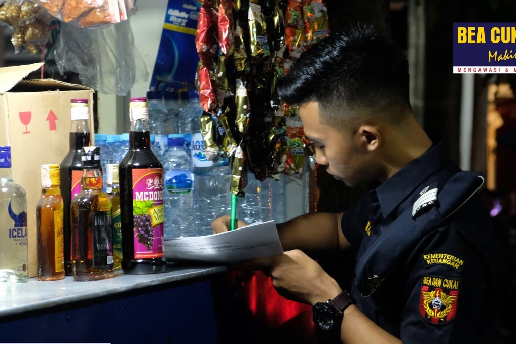 Bea Cukai amankan jutaan batang rokok ilegal dan ribuan botol miras di berbagai daerah.