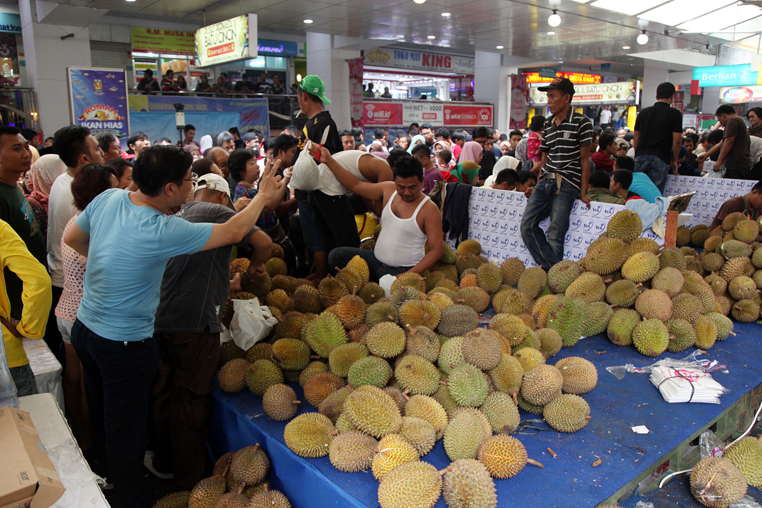  Ratusan pengunjung memadati Durian Fair