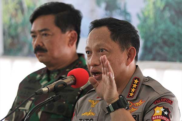 Panglima  TNI Marsekal TNI Hadi Tjahjanto dan Kepala Polri Jenderal Polisi Tito Karnavian kunjungi korban banjir Konawe Utara