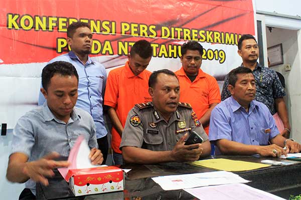 Wakil Direktur Reserse Kriminal Umum Polda NTT Ajun Komisaris Besar (AKB) Anton Nugroho (kanan) bersama staf Humas Polda NTT 